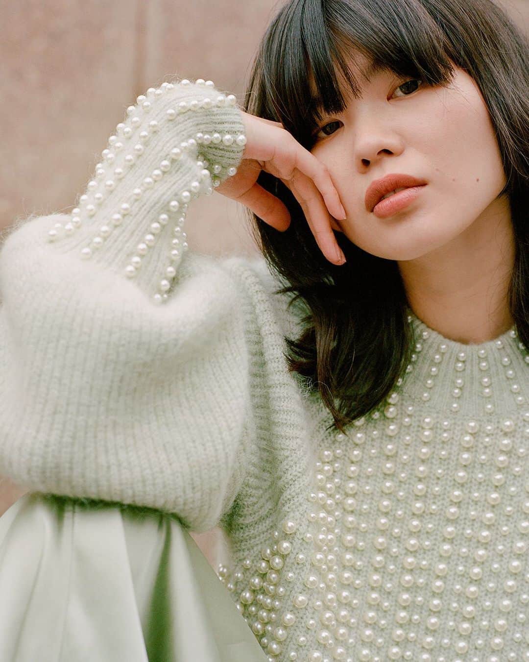 H&Mさんのインスタグラム写真 - (H&MInstagram)「Dressing for impact? Go monochrome with a luxe embellished knit partnered with a silky skirt. See the season’s best knits on #HMMagazine.  Knit with pearls: 0800537001」11月20日 18時03分 - hm