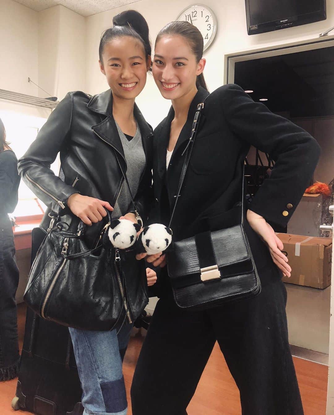 のインスタグラム：「🐼❤️🐼 • • • • #backstage #show #bts」