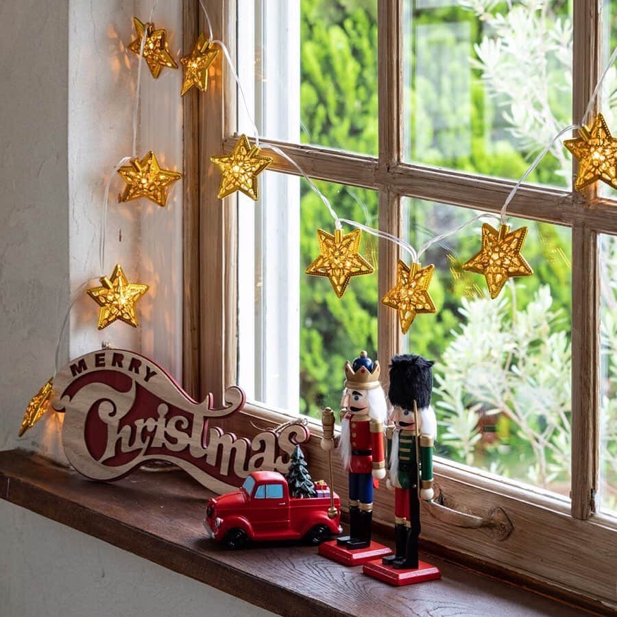 「お、ねだん以上。」ニトリ公式アカウントさんのインスタグラム写真 - (「お、ねだん以上。」ニトリ公式アカウントInstagram)「赤とチェック柄を使った伝統的なクリスマスコーディネート🎄✨ シックで落ち着いた大人のクリスマスを楽しんでみませんか⛄？ . 定番のツリーやリースに加えて、窓辺にガーランドやオーナメントを飾ったり、スワッグを吊ってみたりするのはいかが？ 「Trad chic（トラッドシック）」は、伝統的なクリスマスコーデが大人っぽく仕上がるシリーズ✨ クリスマスの華やかさも感じられる、ワンランク上の空間を演出できますよ🌟 . ただいま「#ニトリのクリスマス」写真投稿キャンペーン開催中🎄募集期間は12/8まで！ ニトリのクリスマス商品を写した写真を投稿していただくと、いいね、リポストさせていただくかも🎁 . 【アイテム例：写真1枚目】 商品名：オーナメント ウッドトナカイ(I) お値段：545円（税別） 商品コード：8640937 . 商品名：オーナメント ウッドツリー(I) お値段：454円（税別） 商品コード：8640936 . 商品名：オーナメント ユキダルマ ハット(I) お値段：909円（税別） 商品コード：8640952 . 【アイテム例：写真2枚目】 商品名：ヌードツリー150cm スノー(I) お値段：4,537円（税別） 商品コード：8601202 . 商品名：ボール35P レッドシルバー(I) お値段：1,355円（税別） 商品コード：8611817 . 商品名：ボール6P チェックブルー(I) お値段：727円（税別） 商品コード：8611762 . 商品名：ツリースカート レッド お値段：1,355円（税別） 商品コード：8698848 . 【アイテム例：3枚目】 商品名：LEDガーランド10L メタルスター(I) お値段：909円（税別） 商品コード：8620948 . 商品名：ウッドサイン メリークリスマス AH お値段：363円（税別） 商品コード：8630267 . 商品名：LEDオーナメント　レジンカー お値段：727円（税別） 商品コード：8620872 . 商品名：オーナメント ナッツクラッカー キング お値段：545円（税別） 商品コード：8640969 . 商品名：オーナメント ナッツクラッカー ガード お値段：545円（税別） 商品コード：8640971 . 【アイテム例：写真4枚目】 商品名：ナチュラルスワッグ ホワイト(I) お値段：727円（税別） 商品コード：8630322 . 商品名：ナチュラルスワッグ レッド(I) お値段：727円（税別） 商品コード：8630323 . 【アイテム例：写真5枚目】 商品名：ナチュラルリース レッドリーフ お値段：909円（税別） 商品コード：8630251 . 商品名：LEDオーナメント ポーセリン ハウス(I) お値段：581円（税別） 商品コード：8620933 . 【アイテム例：写真6枚目】 商品名：オーナメントツリー トレーツキ(ダークブラウン) お値段：1,173円（税別） 商品コード：8640933 . 商品名：ボール10P ブルー(I) お値段：454円（税別） 商品コード：8611793 . 商品名：フェルトラウンドマット レッド お値段：272円（税別） 商品コード：8699593 . ※季節品につき各店在庫限り、完売となる場合がございます。 ※写真には演出品を含みます。 ※入荷待ちの商品についてはお届けまでに日数をいただく場合がございます。 ※一部の店舗、通販サイトでは展示や在庫がない場合がございます。 ※一部の商品の価格は変動する可能性があります。 . #mynitori #ニトリ #おねだん以上 #ニトリで購入 #クリスマスツリー #クリスマスリース #リースブーケ #クリスマス雑貨 #ツリースカート #簡単クリスマス #ガーランド #スワッグ #クリスマスオーナメント #オーナメント #クリスマスグッズ #クリスマス飾り #クリスマスインテリア #クリスマス準備 #ニトリのクリスマス #クリスマス #リビングルーム #お部屋作り #クリスマス仕様 #おうちクリスマス #季節を楽しむ #模様替え #冬インテリア #暮らしを楽しむ #ニトリのツリー #インテリア小物」11月20日 18時00分 - nitori_official