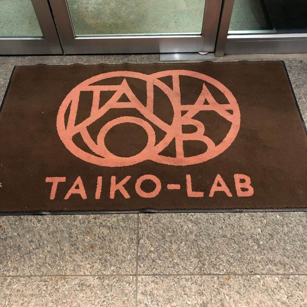 琥珀うたさんのインスタグラム写真 - (琥珀うたInstagram)「. . TAIKO-LABさんで太鼓叩いてきたよー！ 人生初太鼓！ めっちゃ楽しかった☺️🙌🏼 教えていただいた無限のみなさんはアヴリルラヴィーンさんに呼ばれてLiveでたりしてるんだと😳すげぇ！ ザッキー　@emiri.okazaki_official と一緒に行ってきたよ！ ザッキーファンの皆さんにあとでザッキーが太鼓叩いてる動画あげまくるので是非見てください🥰 MooVAに参加してる皆さんとも集合写真撮ったり、ムービー撮ったので後ほどまたあげます🙌🏼 お疲れ様でしたー！ . . #MooVA #moova #MooVAコンテスト7 #moovaコンテスト7 #taikolab #taikolab青山  #太鼓 #和太鼓 #丘咲エミリ  #emiriokazaki」11月20日 18時04分 - uta0214khk