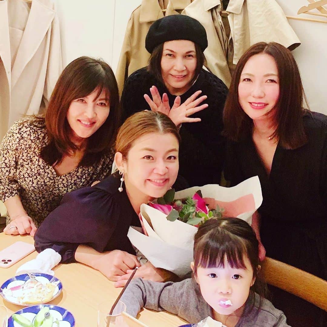 三浦加納子のインスタグラム：「美容界のレジェンドな皆様との食事会✨ 長いお付き合いをさせて頂いているので、昔の写真を見せ合ったり😆 とても大切な関係です。 楽しい時間をありがとうございました✨」
