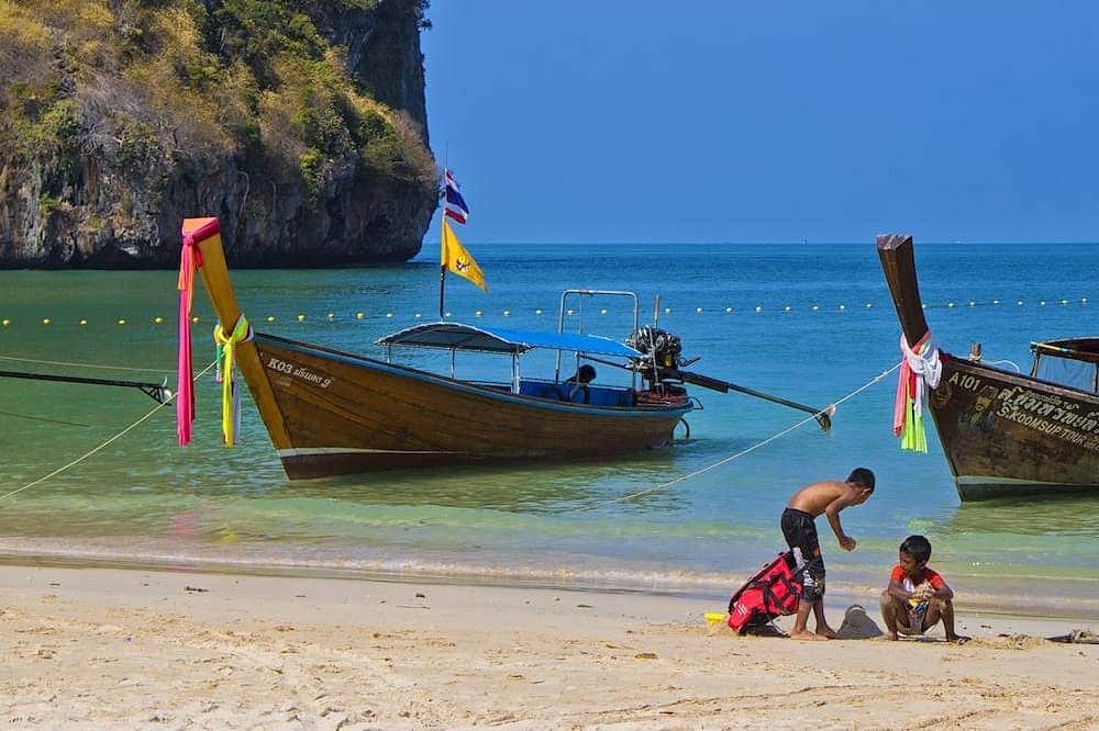 タイ国政府観光庁さんのインスタグラム写真 - (タイ国政府観光庁Instagram)「⠀ ／⠀ いよいよタイのビーチリゾートに⠀ ベストシーズン到来‼️⠀ ＼⠀ ⠀ ベストシーズンを迎えたビーチリゾートに行こう✈️✨⠀ ⠀ タイには、南部を中心に美しいビーチリゾートが点在しています🏖️⠀ ⠀ ほとんどのビーチリゾートが、11月から乾期に突入！⠀ 雨が少なく、青い空が広がる日々が続いています☀️⠀ ⠀ 特集記事では、バンコクから簡単にアクセスできるビーチリゾートをまとめてご紹介😉✨⠀ ⠀ それぞれに特徴が異なるので、旅の目的やお好みのスタイルに合わせて選んでみてはいかが❓⠀ ⠀ 🔗特集記事はプロフィールのリンクから @AmazingThailandJP⠀ ⠀ #タイ #タイ旅行 #タイビーチ #絶景ビーチ #タイリゾート #リゾート #南の島 #海外リゾート #ベストシーズン到来 #もっと知りタイ #こんなタイ知らなかった #旅好きな人と繋がりたい #旅行好きな人と繋がりたい #海外旅行 #thailand #thaibeach #instabeach #thairesort #amazingthailand #thailandtravel #thailandtrip #thai #thaistagram #lovethailand #thaistagram #lovethailand」11月20日 18時13分 - amazingthailandjp