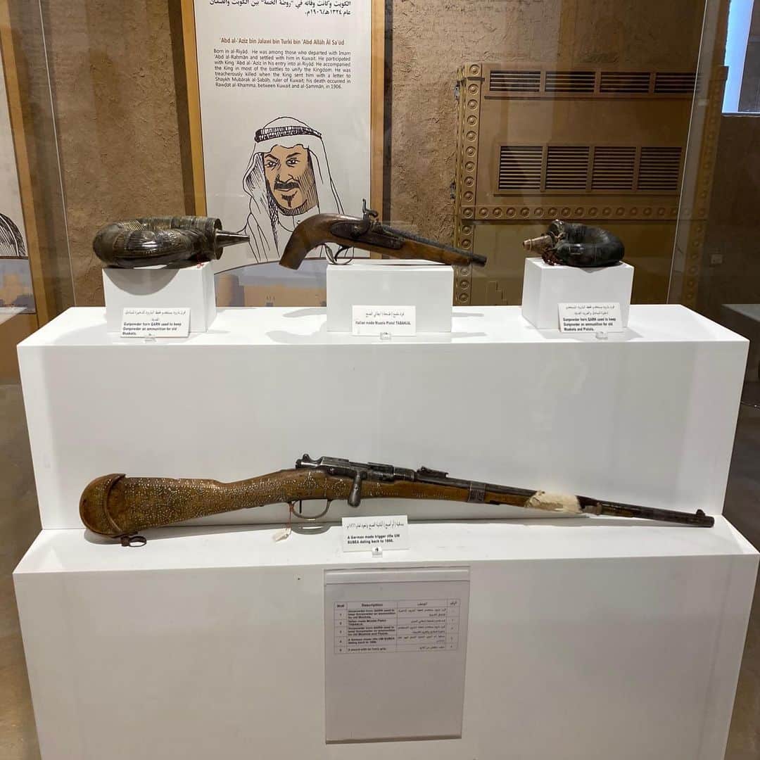 水木一郎さんのインスタグラム写真 - (水木一郎Instagram)「アル・マスマク城塞 観光その④ サウジアラビアの首都リヤドは、19世紀に王家であるサウード家がリヤドの町の支配権を1902年にラシード家から取り返し、占領本拠地を構えたことからその名前が歴史に刻まれるようになりました。アル・マスマク要塞には奪還による当時の銃や剣などによる傷跡が残されています。その時に参戦した60余名の兵士の名も刻まれています。奪還後に領土を写真のように広げて行きました。石油が発見されたのが僅か88年前の1931年。意外と最近のことだったのですね。コピペだゼーット！（笑） #アルマスマク要塞  #saudiarabia  #riadoh #saudianimeexpo #ichiromizuki  #水木一郎」11月20日 18時14分 - ichiromizuki