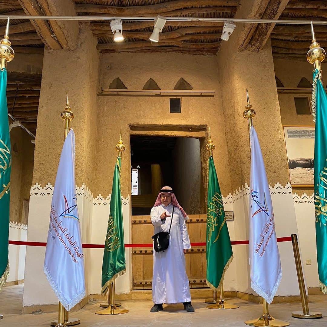 水木一郎さんのインスタグラム写真 - (水木一郎Instagram)「アル・マスマク城塞 観光その④ サウジアラビアの首都リヤドは、19世紀に王家であるサウード家がリヤドの町の支配権を1902年にラシード家から取り返し、占領本拠地を構えたことからその名前が歴史に刻まれるようになりました。アル・マスマク要塞には奪還による当時の銃や剣などによる傷跡が残されています。その時に参戦した60余名の兵士の名も刻まれています。奪還後に領土を写真のように広げて行きました。石油が発見されたのが僅か88年前の1931年。意外と最近のことだったのですね。コピペだゼーット！（笑） #アルマスマク要塞  #saudiarabia  #riadoh #saudianimeexpo #ichiromizuki  #水木一郎」11月20日 18時14分 - ichiromizuki