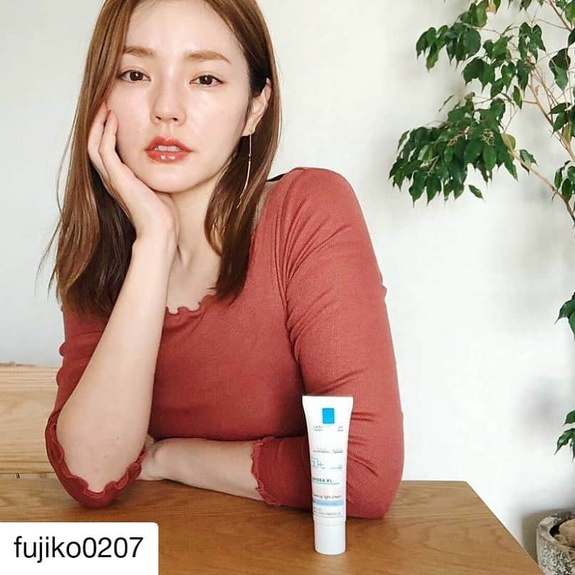 LA ROCHE-POSAY JAPAN ラロッシュポゼのインスタグラム：「. ＼応募締め切り間近！／ . ブランド人気No1 💙 保湿スキンケア成分配合で肌を乾燥から守りながら トーンアップ効果が秋冬の肌くすみをカバーし、自然なツヤ肌を演出する 保湿トーンアップ下地のサンプルが抽選で2万名様に当たるキャンペーンの締め切り間近！ . さらに、フォロー＆コメントしていただいた方の中から 抽選で毎月10名様に現品が当たるチャンスも♪ みなさまの熱いコメントをお待ちしています 😀 ※この投稿にコメントいただいても抽選対象にはなりません。 . そして“皮膚の日”である11/12に放送した #MySkinStories 第1回目 IG TV公開中です 🌟 普段聞けないスキンケアについてや、意外と知らない敏感肌の原因について、皮膚科医 友利新先生よりアドバイスがいただけるとあって好評の番組を見逃した方はIG TVでチェックしてくださいね。 . リポストは第1回目ゲストの藤井明子さんです！ ありがとうございました😊 . 詳しくはプロフィールページをチェックしてくださいね☑️ . . . #Repost @fujiko0207 • • • • • • . またもやインスタライブ参加のお知らせ♡  大好きなラロッシュポゼの番組 #MySkinStories に、MC高橋愛さん、友利先生、武智志穂ちゃん、Chisatoさんとご一緒させていただきます。  日時：11月12日(火) 19時から  トークのテーマは、「乾燥に負けない！秋冬の紫外線対策とバリア機能について」 私自身はすごい乾燥肌だったり、生理前や季節の変わり目の肌荒れが気になるから、ほかの出演者の方や友利先生にどんな対策が良いのか聞けたらいいな！みなさんも私や友利先生に聞きたいことがあれば、この投稿へのコメントで教えてくださいね♡いただいた質問は番組内で紹介してくれるかもしれません( ´ ▽ ` )  そして、ラロッシュポゼ商品が当たるキャンペーンをするそうなので、@larocheposayjp をチェックしてね！  #ラロッシュポゼ #MySkinStories #pr」