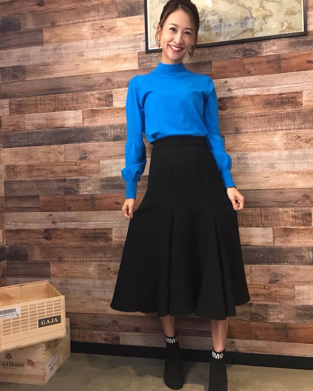 澤田南のインスタグラム：「今夜の#ビジネスレポートs は 霧島酒造さんの黒霧島を紹介！ 普段からよくお世話になっております。 芋焼酎ラバーなもので🍶💕 ・ ・ 衣装は#lapinebleue のトップスとスカート 最近お気に入りの#mm6 のソックスブーツ ❅ ・ ・ 実はめちゃくちゃ久しぶりの更新で、ちょっとそわそわ。 ただいま、インスタグラム！笑 また秘かに皆さまのタイムラインにお邪魔します。 ・ ・ #霧島酒造 #黒霧島 #テレビ東京 #ラピーヌブルー」