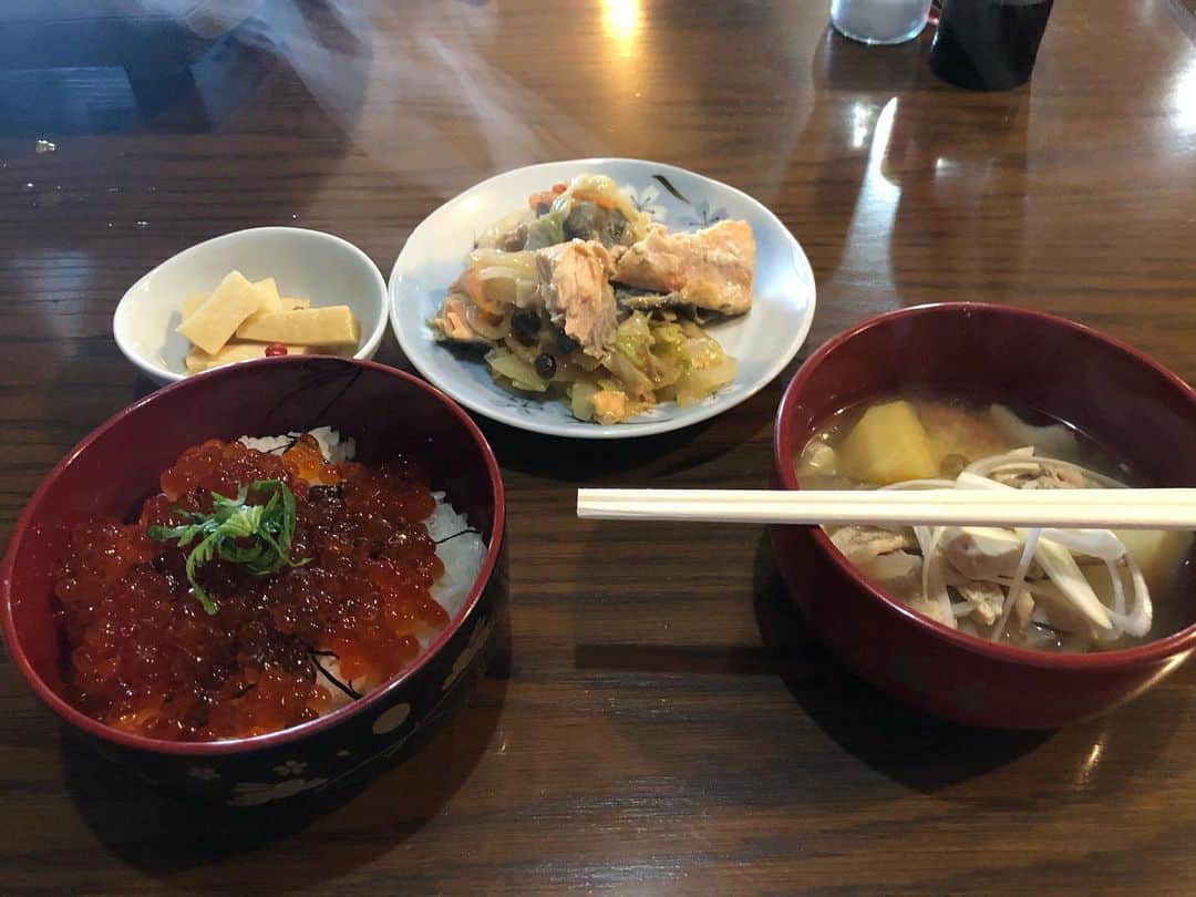 西村天裕のインスタグラム：「お疲れ様です！ 応援大使で中島卓也さんと浦幌町に行ってきました！！ 色々な体験をさせていただいた関係者の皆様には感謝しかないです！！ ありがとうございました！  ってことで今日撮りためた写真載せますね✌️ 1枚目 昼食です！ いくら丼とちゃんちゃん焼きをいただきました！ めっちゃ美味しかったので浦幌にいったら皆さん是非食べてください😋 2枚目 昼食の前に1枚撮りました✌️ 3枚目 日立建機さんに行かせていただいたときの1枚🥺 4枚目 たくさんヘルメットの顎紐簡単に届いたのに僕はギリギリで顎にひっかかってる写真😒笑 5枚目 日立建機さんの重機！！ すごいおっきいんですこれが！！ 6枚目 浦幌町で作られたパンを持ってにやけるたくさん🤩 7枚目 早くパン食べてみたーい！の顔🤣  大雑把な説明になってしまいましたが今日1日とても充実してました😊  それではまた24日に🙋‍♂️ #北海道 #応援大使 #179市町村 #浦幌町 #fighters #中島卓也 #西村天裕 #ちゃんちゃん焼き #いくら丼 #バネフレーム#久しぶりにした。笑 #顎紐 #長さギリギリ #日立建機浦幌試験場 #でかかった #サイズ感 #パン #浦幌町産パン  浦幌町の皆さん！ またどこかでお会いできることを楽しみにしています😊 本日はありがとうございました！」
