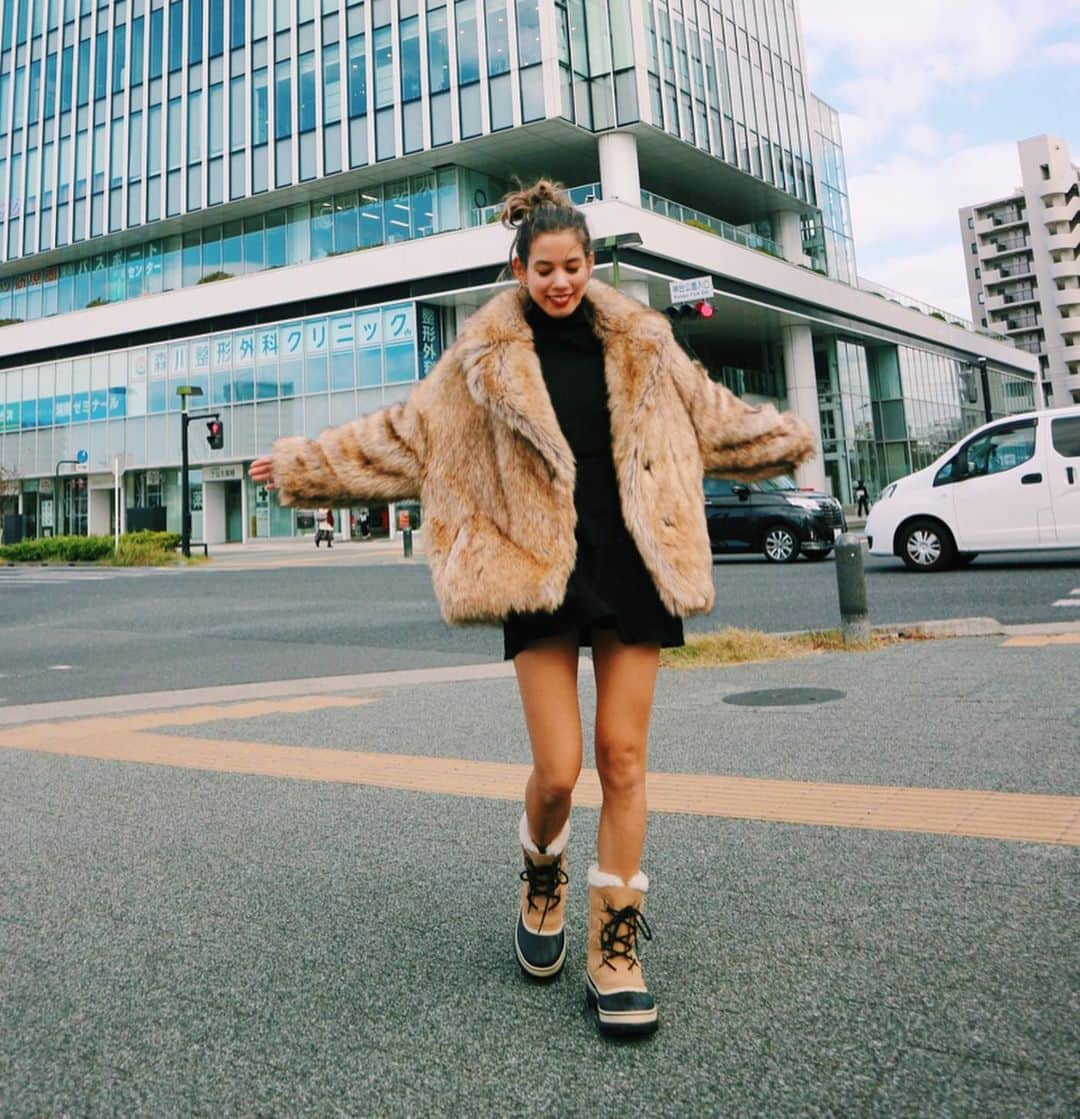 Rika Vanessaさんのインスタグラム写真 - (Rika VanessaInstagram)「ずーーっと欲しかった物の 1つに @sorel_jp のスノーブーツが ありました。 ・ つ、ついに… 今年😭❤️ 念願のカリブーを🥺💕 ・ ・ 雨や雪、寒さからも守ってくれる 無敵の機能性と☃️ どんなテイストの服装にも 合わせやすい このデザインが大好き！ ・ 暖かくて 早く色んな場所に 履いて行きたくって ワクワクっ🌼🌼 ・ ・ ちょっと長めのティボリとか 1964とか他の種類も 気になる🤔💭 ・ ・ このコーデ、お気に入りなんだ🤣 ・ 期間限定のpop up storeも あるみたいなので 是非〜✌🏽✌🏽 ・ ・ <SOREL POP UP STORE> ルミネ新宿 ルミネ2 ： ～2020年1月31日（金） 東京ソラマチ ： ～2020年1月29日（水） 二子玉川ライズ ：  2019年11月8日（金）～ 2020年1月26日（日） ・ ・ ・ #ootd #fashion #winter #sorel #jakke #ソレル #エコファーコート #コーディネート #スノーブーツ #りかのようふく」11月20日 18時28分 - rikavanessa._