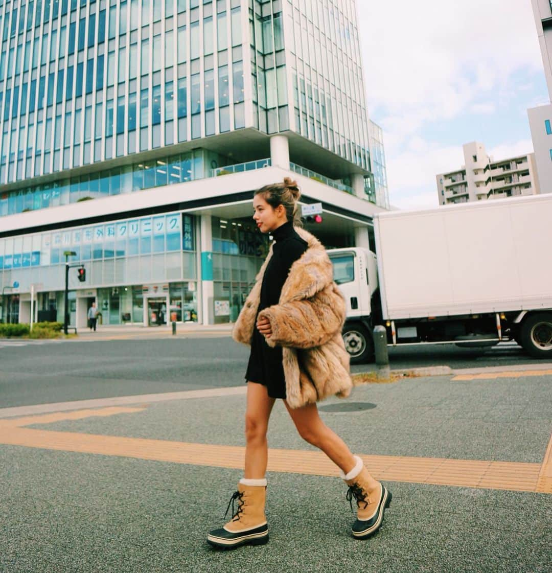 Rika Vanessaさんのインスタグラム写真 - (Rika VanessaInstagram)「ずーーっと欲しかった物の 1つに @sorel_jp のスノーブーツが ありました。 ・ つ、ついに… 今年😭❤️ 念願のカリブーを🥺💕 ・ ・ 雨や雪、寒さからも守ってくれる 無敵の機能性と☃️ どんなテイストの服装にも 合わせやすい このデザインが大好き！ ・ 暖かくて 早く色んな場所に 履いて行きたくって ワクワクっ🌼🌼 ・ ・ ちょっと長めのティボリとか 1964とか他の種類も 気になる🤔💭 ・ ・ このコーデ、お気に入りなんだ🤣 ・ 期間限定のpop up storeも あるみたいなので 是非〜✌🏽✌🏽 ・ ・ <SOREL POP UP STORE> ルミネ新宿 ルミネ2 ： ～2020年1月31日（金） 東京ソラマチ ： ～2020年1月29日（水） 二子玉川ライズ ：  2019年11月8日（金）～ 2020年1月26日（日） ・ ・ ・ #ootd #fashion #winter #sorel #jakke #ソレル #エコファーコート #コーディネート #スノーブーツ #りかのようふく」11月20日 18時28分 - rikavanessa._