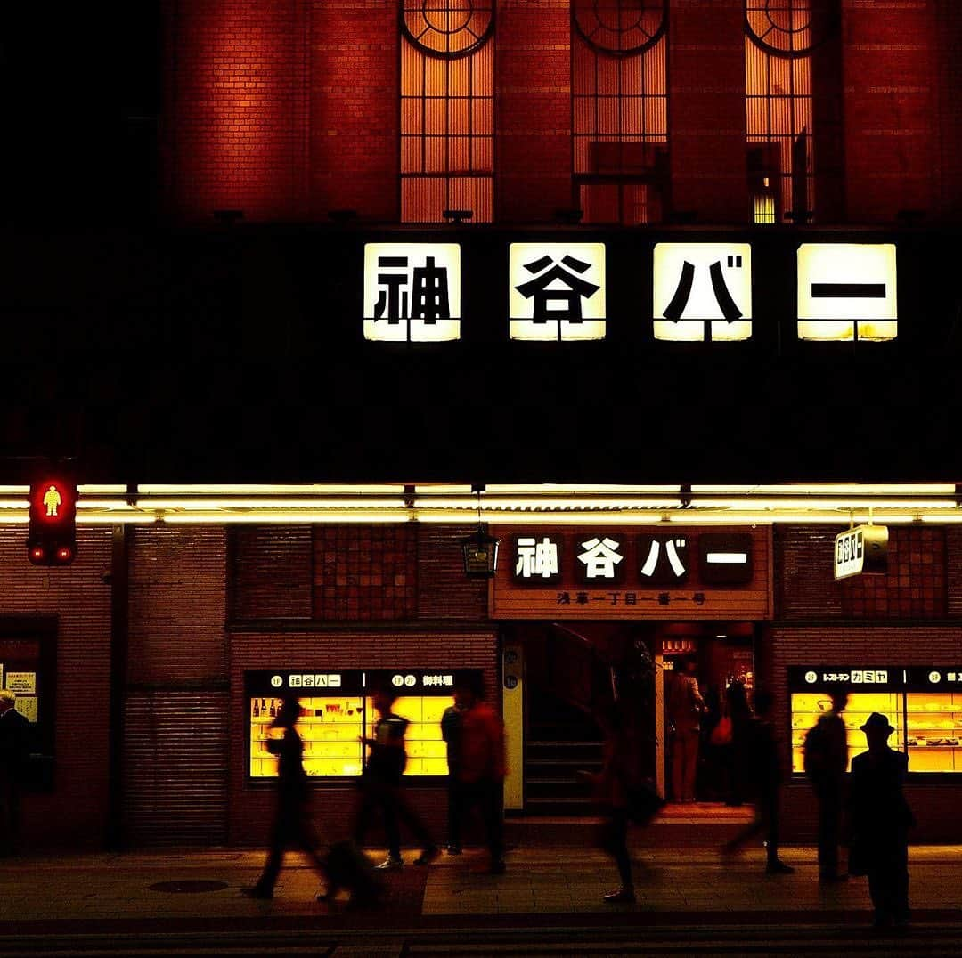 Promoting Tokyo Culture都庁文化振興部さんのインスタグラム写真 - (Promoting Tokyo Culture都庁文化振興部Instagram)「Opening in 1880, the Kamiya Bar in Asakusa was the first bar in Japan. The current building was completed in 1921 and is considered a national tangible cultural property.  Here, you can feel the history of Asakusa while enjoying the same flavours that past generations did. - 浅草の「神谷バー」は、1880年開業の日本で最初のバー。 現在の建物は1921年に完成したもので、国の有形文化財でもあります。 昔から多くの人が食した味を楽しむことができ、浅草の歴史を食で感じられるのではないでしょうか。 - #tokyoartsandculture 📸: @sh_n223」11月20日 18時28分 - tokyoartsandculture