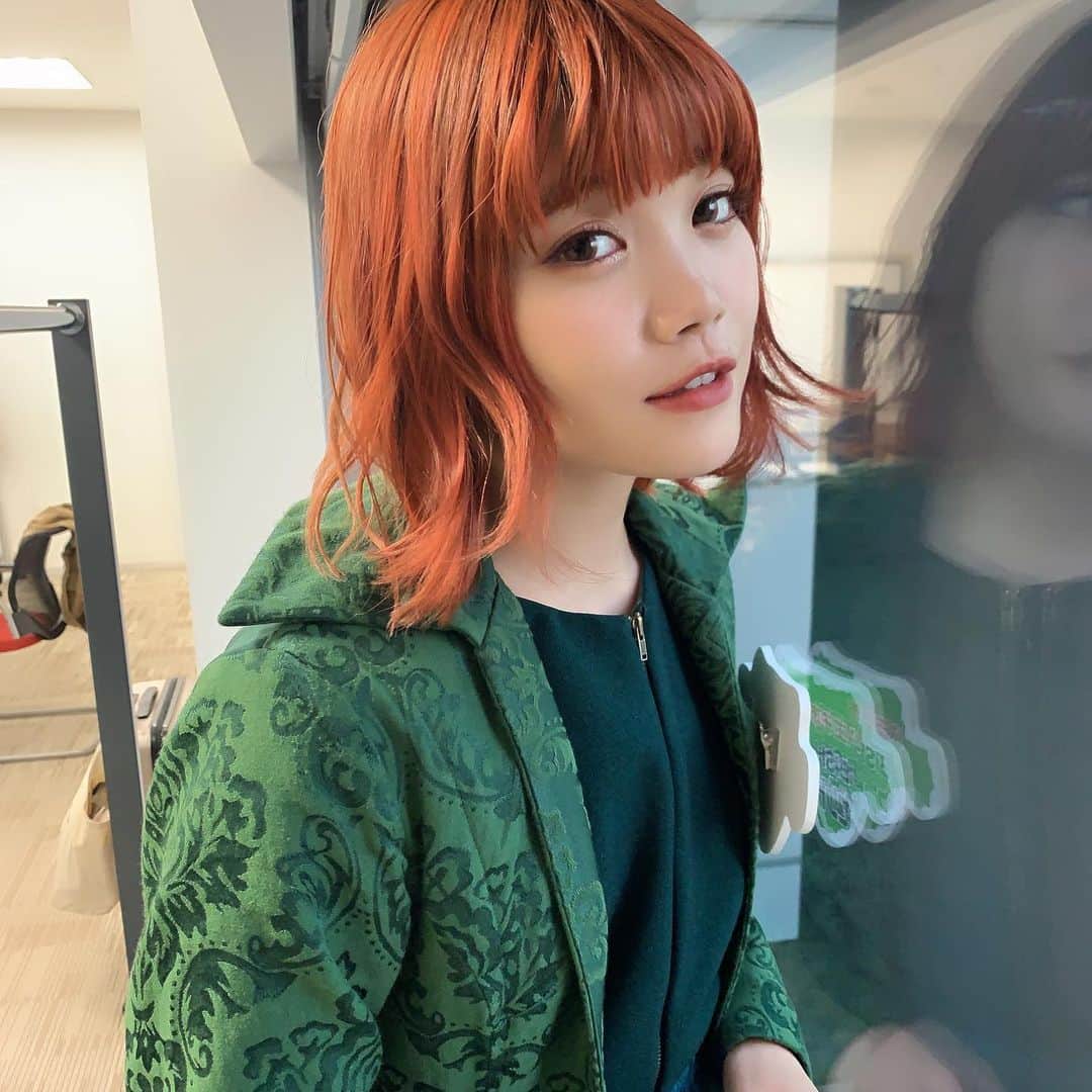 のインスタグラム：「今日21時から放送の今夜くらべてみましたのチッチのヘアメイク担当させてもらいました🍊 加工したかのようなお肌なんですが、元々お肌が真っっ白で綺麗なのでファンデーションは薄ーくなのです。可愛すぎませんか、、？歌っている時のカッコよさとまた違う一面が見れると思うのでみてねーーー！ #今夜くらべてみました  #セントチヒロチッチ  #bish  #hairmake #osakana_yuki」