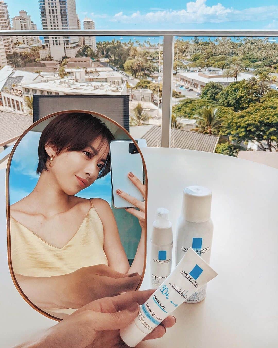 ソンイのインスタグラム：「ハワイでのお肌ケアにはラロッシュポゼを持参してきました🧖🏻‍♀🌺﻿ 南国だと紫外線アレルギーが出やすいので、敏感肌にも嬉しい日焼け止めは特にマストなんです🥺🌈﻿ 伸びが良くて白浮きしないのがすごく好き🌺﻿ 乳液もみずみずしくサラッとしたテクスチャー👌🏻﻿ ﻿ そして11月26日(火) 19:00スタートのラロッシュポゼのインスタライブ番組に孫双子姉妹でゲスト出演させて頂きます🍒﻿ 私たちの #MySkinStories のテーマは「その赤み、アレルギーかも？世界で増えるアレルギー肌との向き合い方」﻿ ﻿ 姉妹で遅延型のアレルギー体質になりお肌トラブルなどたくさん悩みがあるので、皆様と悩みをシェアしたり正しい知識を学べるのを楽しみにしています☺️﻿ みなさんのお肌のお悩みや質問もコメントで受け付けています✨もらったコメントは番組内で紹介させていただきます！﻿ コメントで応募できるラロッシュポゼ商品が当たるキャンペーンもあるので @larocheposayjp から是非チェックしてみてくださいね💞﻿ #ラロッシュポゼ #PR」
