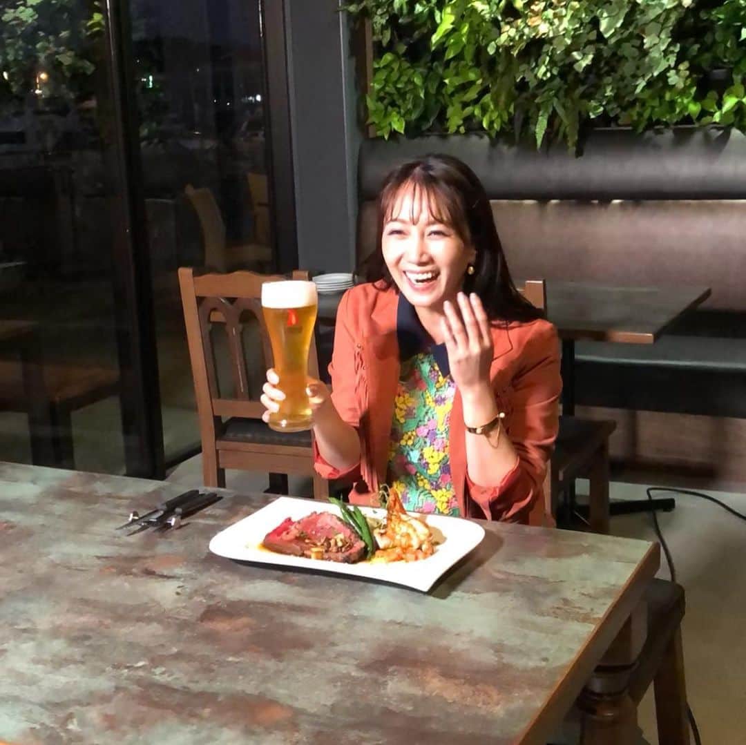 崎山一葉さんのインスタグラム写真 - (崎山一葉Instagram)「朝から夜まで撮影していると、お酒が出てくる時、この上ない至福の瞬間と共に… スタッフの皆さんにごめんなさいねぇという感情が込み上げます🙏  が… 飲んだら忘れる🤪  最高のロケーションで味わうビールは格別でした🍺  12/1放送です。」11月20日 18時47分 - kazuha_sakiyama