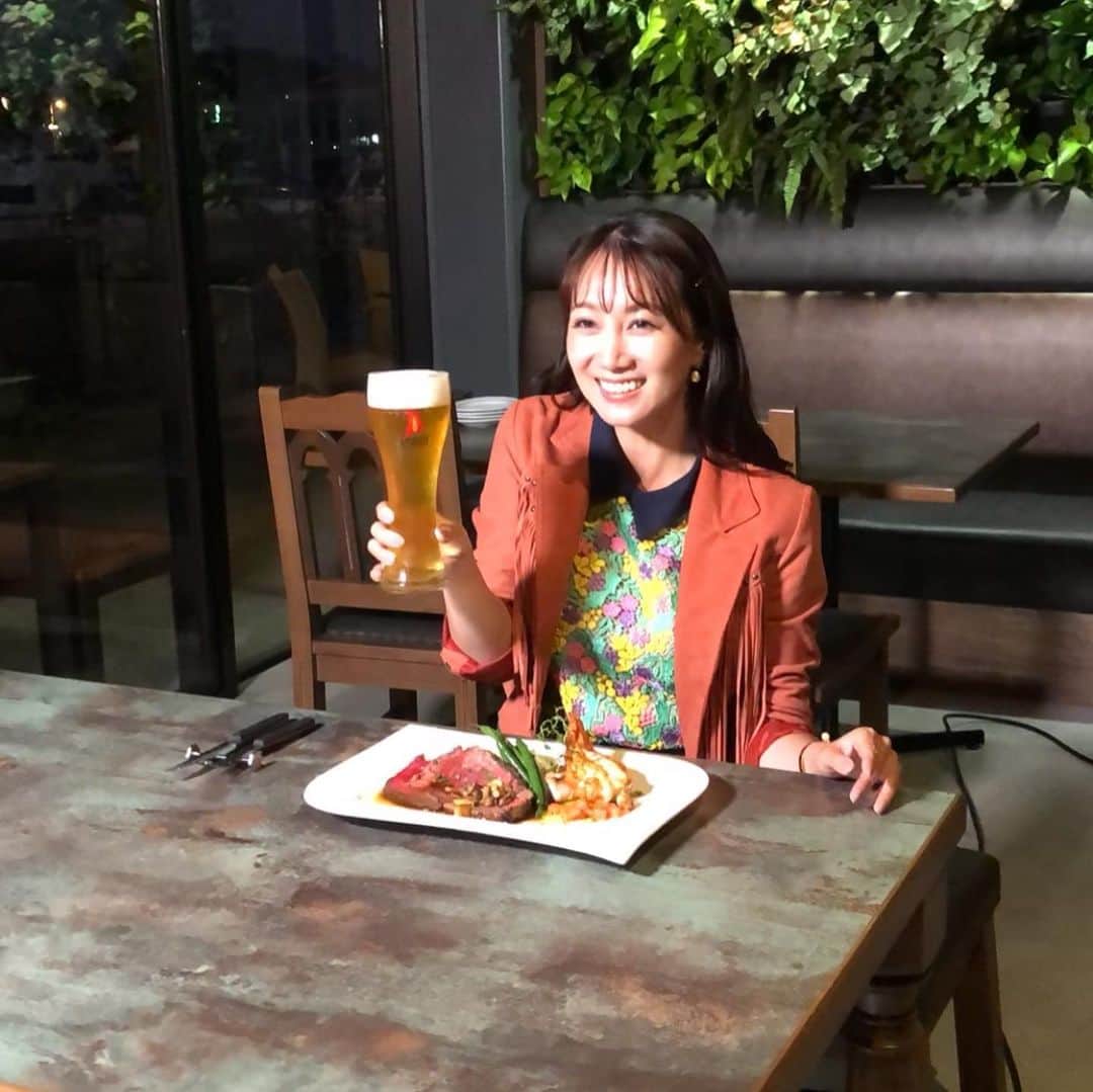 崎山一葉さんのインスタグラム写真 - (崎山一葉Instagram)「朝から夜まで撮影していると、お酒が出てくる時、この上ない至福の瞬間と共に… スタッフの皆さんにごめんなさいねぇという感情が込み上げます🙏  が… 飲んだら忘れる🤪  最高のロケーションで味わうビールは格別でした🍺  12/1放送です。」11月20日 18時47分 - kazuha_sakiyama