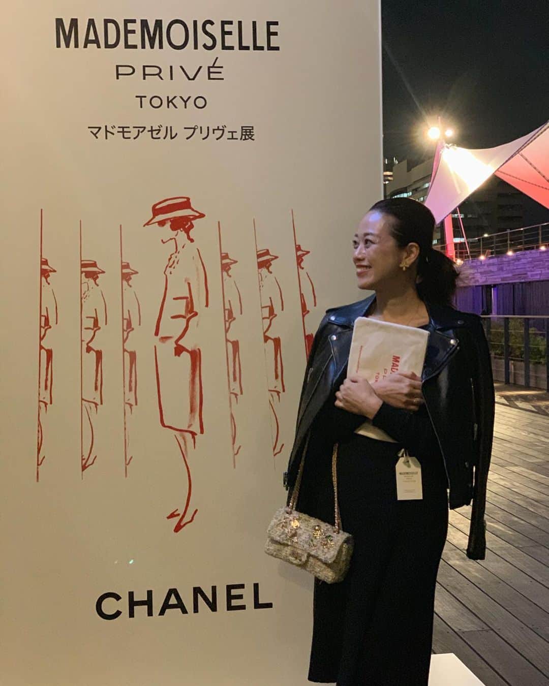 沢瀉美緒さんのインスタグラム写真 - (沢瀉美緒Instagram)「※ Chanel MADEMOISELLE PRIVÉ TOKYO ✨ . シャネルのマドモアゼルプリヴェ展へ。 . 元々大好きなシャネル。 しかもデコラティブなものが好きなので 今回の展示も楽しみにしていました💛 . 今回持っていったバッグは 数年前のものですが正に、 手仕事で施されている唯一無二のもの💛 . イヤリングも大学生の時に購入したものですが今つけても新鮮✨ . 何度かexclusive event にも 足を運びましたが、今も印象に残る展示やショーばかり💛 . おばあちゃんになっても 大好きなブランドなんだろうな… . . #Chanel #シャネル #chanelmademoiselleprivé #シャネルマドモアゼルプリヴェ」11月20日 18時42分 - mio_omodaka