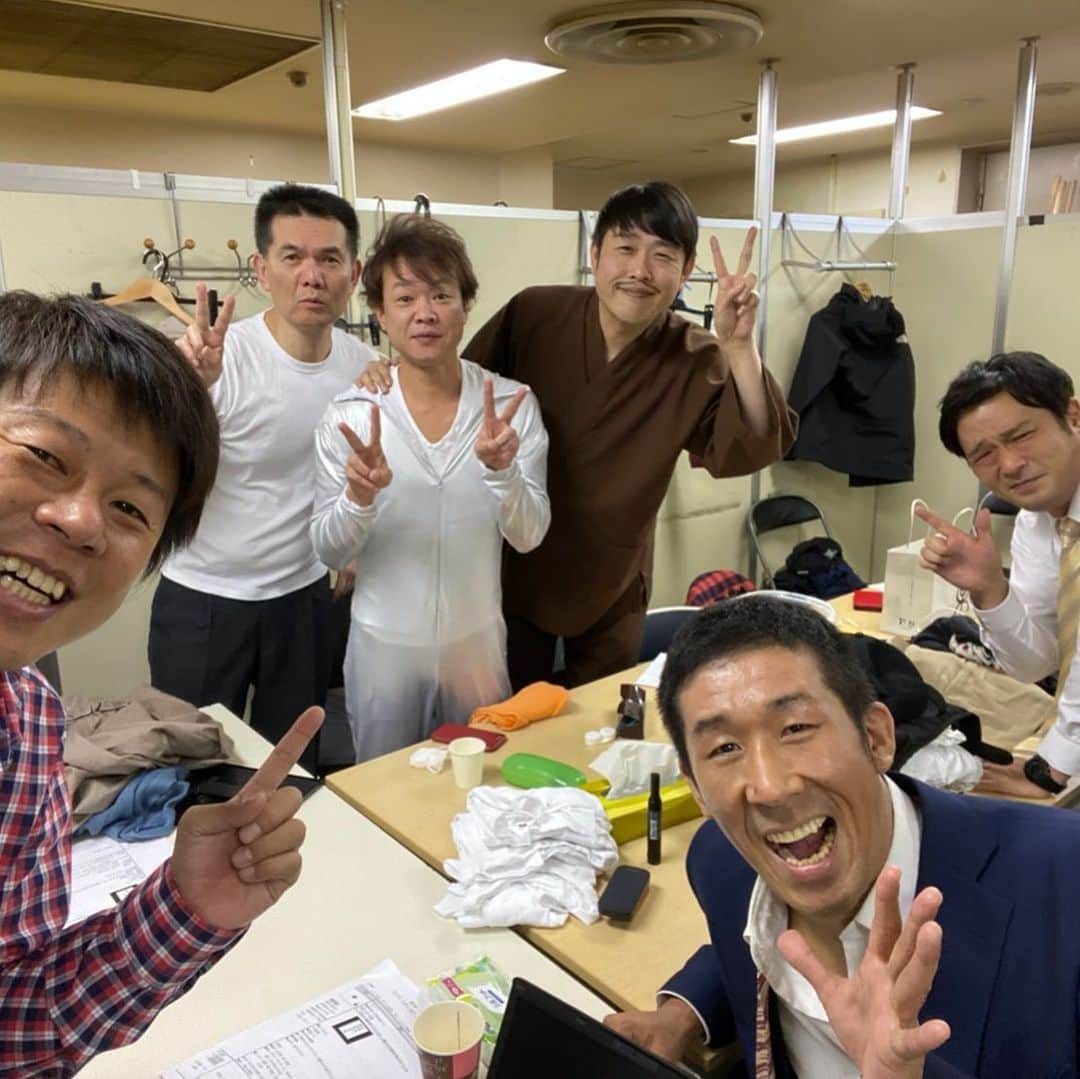 大溝清人さんのインスタグラム写真 - (大溝清人Instagram)「ルミネ三回公演 滑舌亭ユニットコント  楽屋でパシャリ。 麒麟の田村は漫才出番。  今回も楽しいよ。 #ルミネ #お笑い #よしもと #野性爆弾ロッシーさん #シベリア文太さん #ギンナナ金成さん #ガリットチュウ熊ちゃん #麒麟田村 #バッドボーイズ清人」11月20日 18時55分 - badboys_kiyoto93