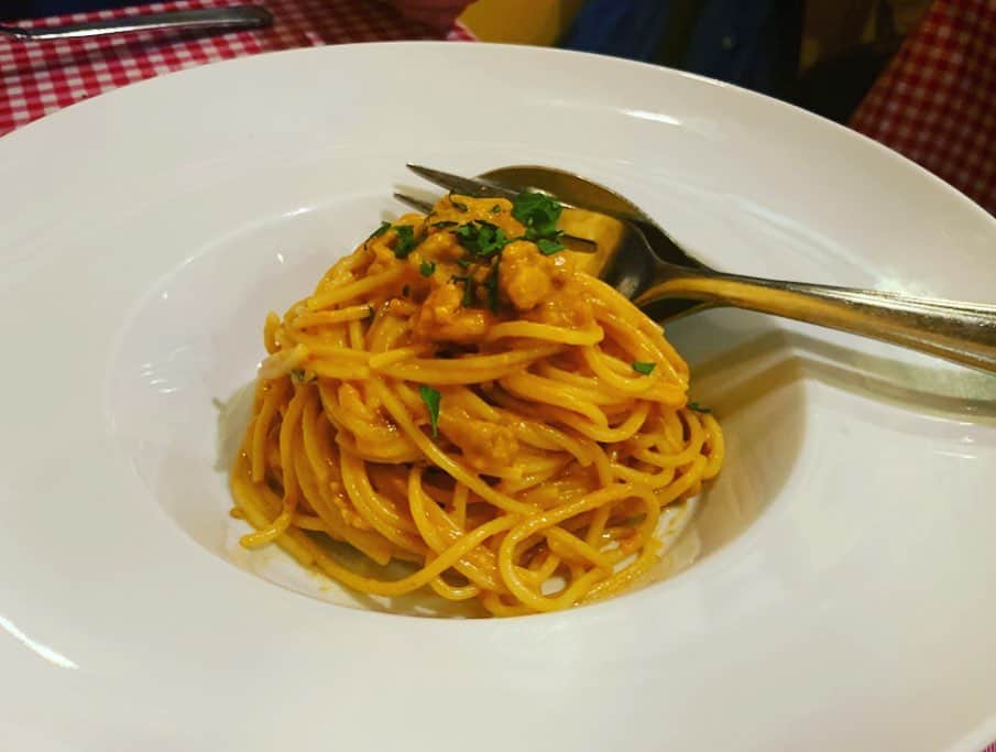 菊池沙都さんのインスタグラム写真 - (菊池沙都Instagram)「Arancino🍝 雲丹パスタが美味しすぎて、もう一回食べたくて、 最終日のディナーでも連れて行ってもらいました。 『今日は何かの記念日ですか？』（英語で） と聞かれ答えると、最後にティラミスくれました🥰💓 雲丹パスタもロブスターのスープも全部美味しかった。 接客も素敵でした🤙🤙🤙❤️ #arancino#アランチーノ #Hawaii#Waikiki#ハワイ#ワイキキ #ハワイグルメ#ハワイご飯#旅行#旅」11月20日 18時55分 - satochin30