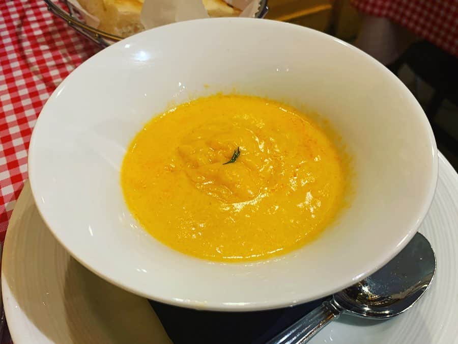 菊池沙都さんのインスタグラム写真 - (菊池沙都Instagram)「Arancino🍝 雲丹パスタが美味しすぎて、もう一回食べたくて、 最終日のディナーでも連れて行ってもらいました。 『今日は何かの記念日ですか？』（英語で） と聞かれ答えると、最後にティラミスくれました🥰💓 雲丹パスタもロブスターのスープも全部美味しかった。 接客も素敵でした🤙🤙🤙❤️ #arancino#アランチーノ #Hawaii#Waikiki#ハワイ#ワイキキ #ハワイグルメ#ハワイご飯#旅行#旅」11月20日 18時55分 - satochin30