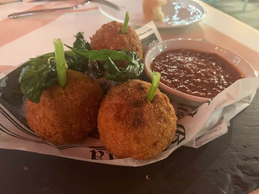 菊池沙都さんのインスタグラム写真 - (菊池沙都Instagram)「Arancino🍝 雲丹パスタが美味しすぎて、もう一回食べたくて、 最終日のディナーでも連れて行ってもらいました。 『今日は何かの記念日ですか？』（英語で） と聞かれ答えると、最後にティラミスくれました🥰💓 雲丹パスタもロブスターのスープも全部美味しかった。 接客も素敵でした🤙🤙🤙❤️ #arancino#アランチーノ #Hawaii#Waikiki#ハワイ#ワイキキ #ハワイグルメ#ハワイご飯#旅行#旅」11月20日 18時55分 - satochin30