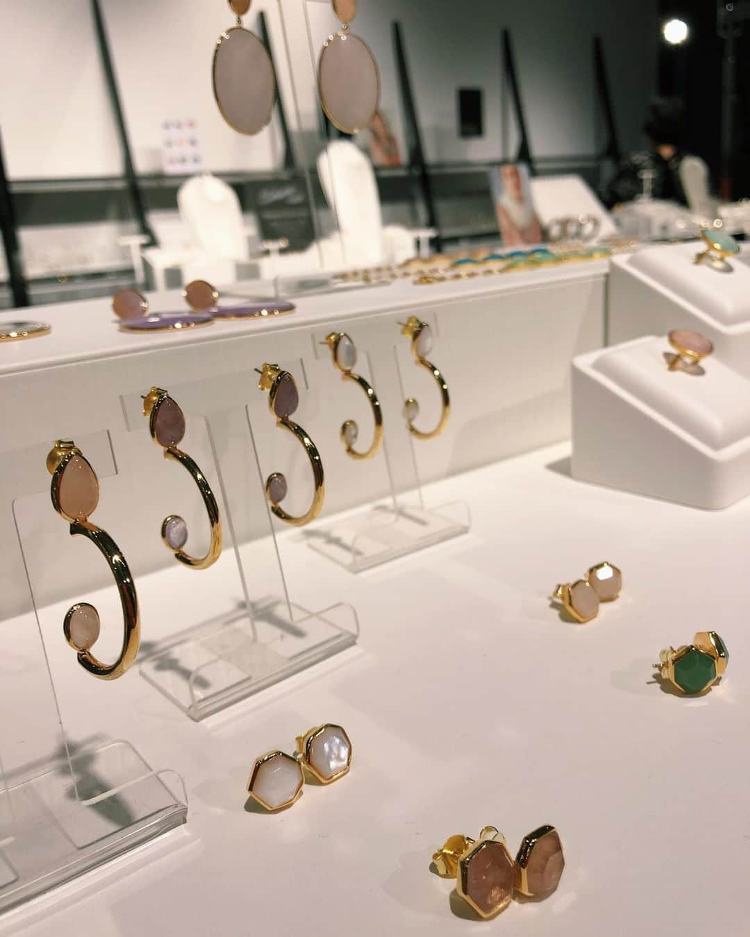 平アスカさんのインスタグラム写真 - (平アスカInstagram)「. かわいいかわいいもぐちゃんと🐶💐💓 @stellarhollywood の展示会💍 ラグジュアリーで女性らしいかわいいものばかり💕💐 届くの楽しみ😊❤️ ともちゃんありがとう🥰 @tomomi_tachibana  #stellarhollywood #Accessories #jewelry #2020ss」11月20日 18時52分 - asucataira