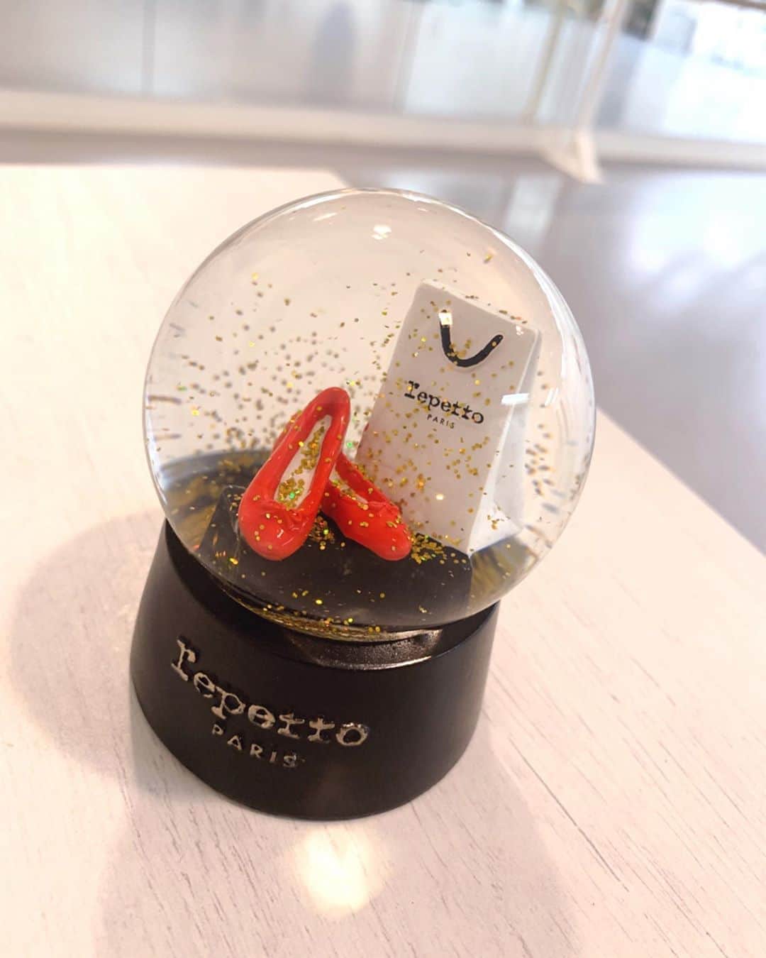 のインスタグラム：「ー𝑹𝒆𝒑𝒆𝒕𝒕𝒐👠♥︎ The prettiest Christmas present from @repetto_japan. 可愛いスノードームのプレゼントが 大好きなレペットさんから届きました♪❄︎ 真っ赤なバレエシューズと キラキラ舞うゴールドのラメが 一気にクリスマス気分にしてくれる🎄✨ . 今日から始まったChristmas Fairの ノベルティーになっているみたいなので ぜひ店頭やウェブショップを覗いてみてください！ . ⋆⸜ᵀᴴᴬᴺᴷ ᵞᴼᵁ⸝⋆ ❅*⋆⍋*⋆*❅*⋆*⍋⋆*❅ –––––––––––––––––––––––––––––––––––––———— #バレエ #バレエスタジオ #バレエ教室 #バレエダンサー #バレエ講師 #repetto #レペット #バレエシューズ #christmas #クリスマス #クリスマスプレゼント #プレゼント #ありがとう #thankyou」