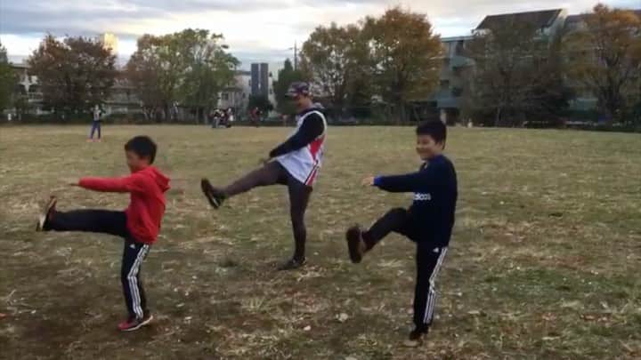 君島良夫のインスタグラム：「今話題のラグッパ体操(@rugppa__taiso)！ JEK(@japan_elite_kicking)の生徒かずき&ゆずきと踊ってみたよ。もちろん踊ったのはキックのパート。 こうしてラグビーを通じて色んな人と繋がれるのは素晴らしいね。しかし2人ともかわいい😍 #ラグッパ体操 @taka10301983」
