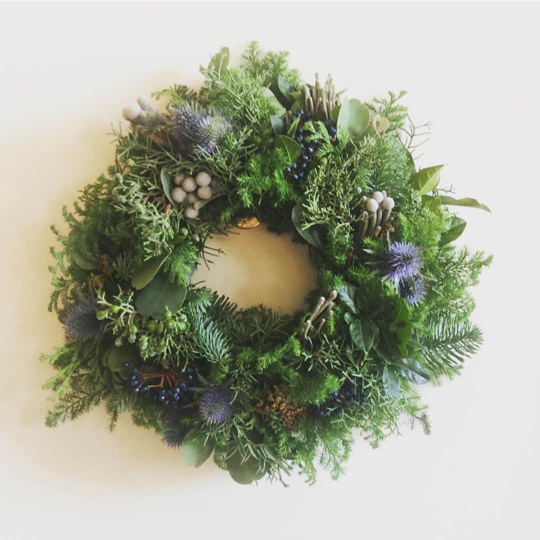 のインスタグラム：「〈WORKSHOP-kyoto〉 本日京都店ではFLOWER griotte（@miyano1973）さんにお越しいただき、ワークショップを開催しました。  今日は  サツマスギの土台にヒペリカムやミモザなど8種の草花を混ぜ込み、クリスマスのリースを作りました。 . シックな仕上がりですが、存在感のあるボリューム感です。 . 11月も下旬に差し掛かりいよいよクリスマスシーズンになりますね。  #todaysspecial #トゥデイズスペシャル #kyotobal #京都BAL #ワークショップに参加 #flowergriotte #クリスマスリース #ts_report」