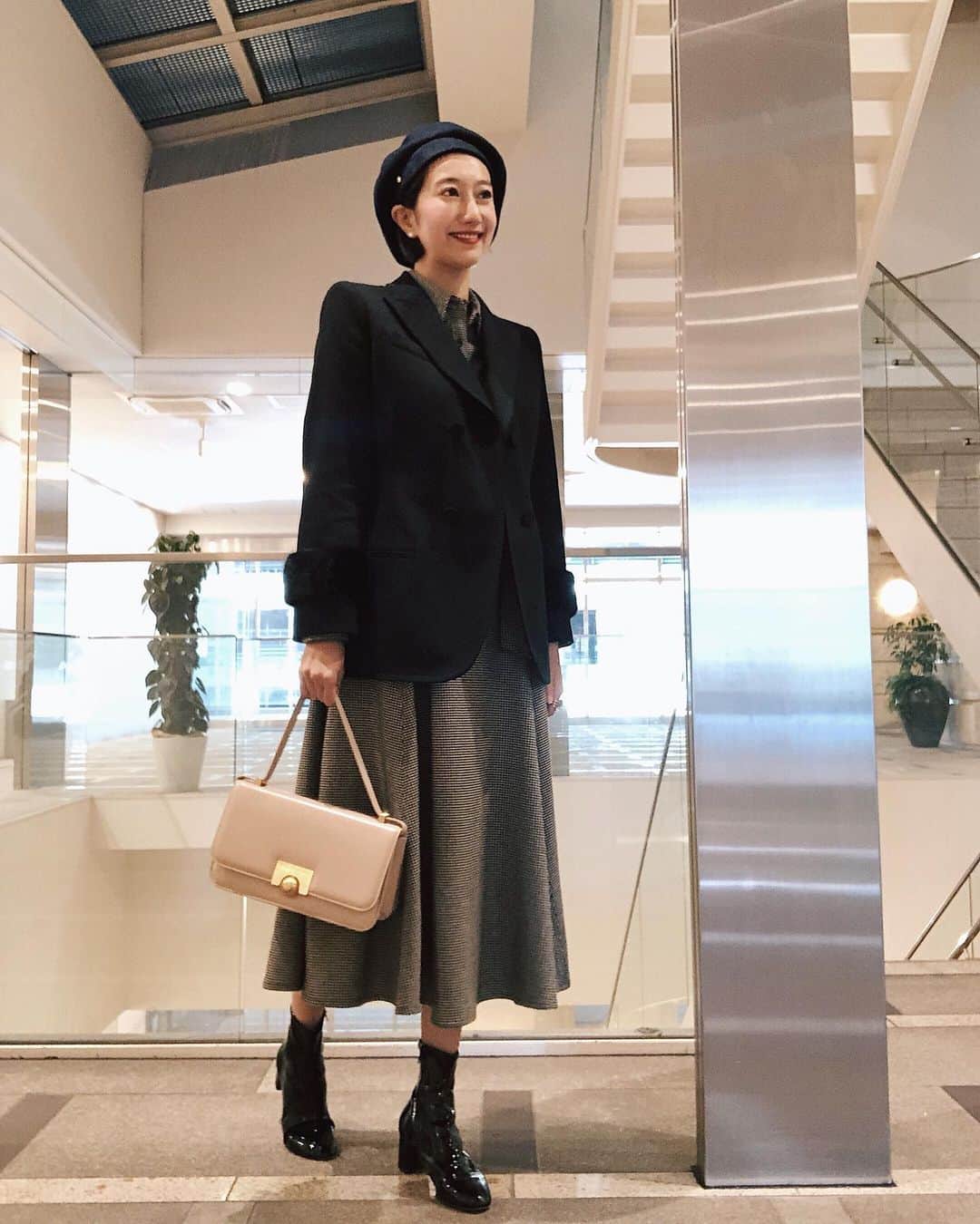 花井瑠美のインスタグラム：「コートを全部預けてしまって寒いーーッ🤧 でも今年は春くらいから風邪ひいてないんじゃないかくらい元気だから大丈夫だ🤗  一生物のトラッドなジャケットが1枚あるだけでフォーマルにすぐなれちゃう😍  #tradstyle#traditional#luxury #fendi#ootd#code #コーディネート#トラッドスタイル  #モノトーンコーデ  #クリスマスシーズン」