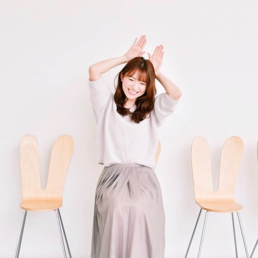 のインスタグラム：「*﻿ ﻿ ぴょん🐰🐰🐰﻿ やっちゃった。﻿ ﻿  ______________________________________ #金沢 #21世紀美術館 #ラビットチェア #kanazawa #21centurymuseum #rabbit」
