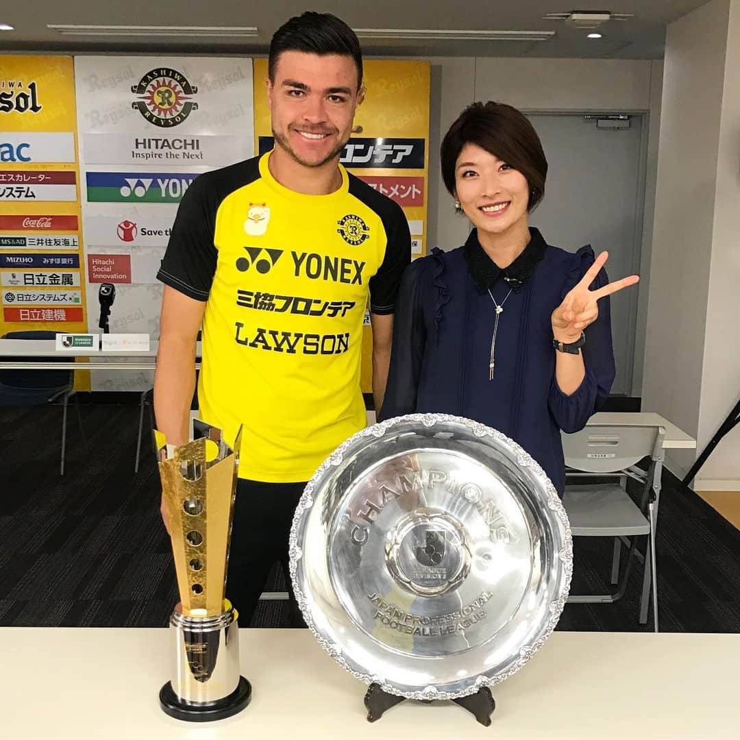 西谷綾子のインスタグラム：「✴︎ 柏レイソル⚽️ クリスティアーノ選手にインタビュー🎤☺️ ・ J2優勝&J1昇格の今の気持ちや今シーズンの振り替り、 そして来季の目標をお聞きしました😊💛 ・ 24(日)ホーム最終戦⚽️✨ 「試合に向けてのモチベーションは最高潮‼︎ 勝利してみんなで喜び合いお祭りムードにしたい」っと 満面の笑みでお話をしてくれました😆🙌 ・ 優勝シャーレとトロフィー🏆😍🙏 ・ この模様は、 24(日)20:30〜 チバテレ「ライジングレイソル」観てね📺♪ ・ #選手たちの言葉から多くの学びと刺激を #柏レイソル #インタビュー #優勝 #j1昇格 #happy #soccer #reysol #jleague #japan #kashiwa #kashiwareysol #football #vitoria #champion」