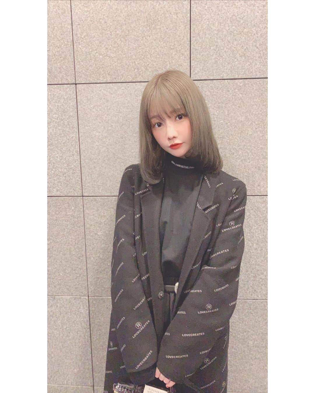 山内あいなさんのインスタグラム写真 - (山内あいなInstagram)「最近真っ黒マン🖤﻿ (着痩せしてみえるし合わせやすい)﻿ ﻿ ロングコートは #dazzlefashion の☺️✨﻿ 全体に入ったロゴが個性的だけど﻿ どんな服にも合わせやすいから﻿ たくさん着てる♡﻿ ちなみにすぅと色違いなんだ🥴﻿ ﻿ #私服﻿ #dzzit﻿ #dazzlefashion」11月20日 19時11分 - ainayamauchi3131