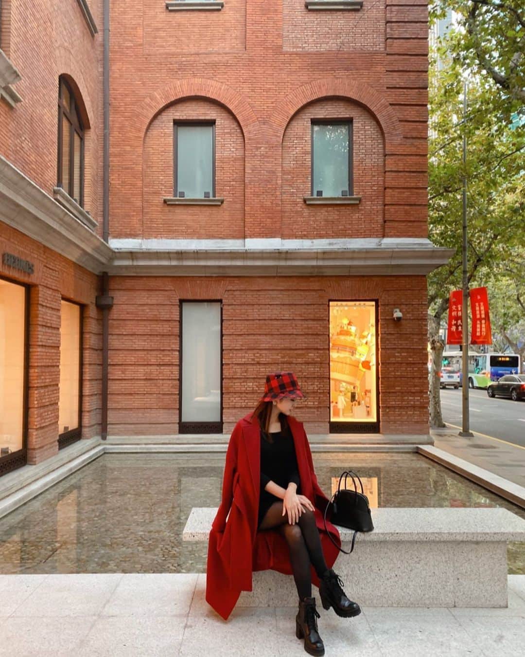 井上晃子さんのインスタグラム写真 - (井上晃子Instagram)「SHANGHAI RED🇨🇳🍁♥️ . . "LONG COAT/red" 今年の赤はrouge redのような美しい発色。 あたたかくて柔らかい日本製の生地、 何よりとても軽いの。 真冬もこのコートで過ごす予定🧥 #akiki#aw19#red#longcoat#madeinjapan#akikiinshanghai#shanghai#上海」11月20日 19時22分 - akiki_2015