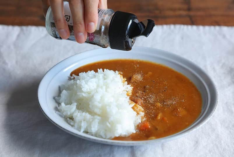 イオンさんのインスタグラム写真 - (イオンInstagram)「つい誰かに話したくなる、色々な料理を引き立てるブレンドスパイス🍴 ・ "ハマる人続出"と噂のトップバリュ「醤油が香る ブレンドスパイス」を試してみませんか？ ・ ■ガーリックの香りが広がるスパイシーステーキ(1枚目) お肉の両面にブレンドスパイスをかけて揉み込み、あとは焼くだけ。トップバリュ グリーンアイナチュラル「タスマニアビーフ ステーキ」の柔らかさとスパイスの香りが相まって本格的なステーキのできあがり(^^) ・ ■いつもの味に深みが増す！えびピラフ(3枚目) えびピラフにちょっとかけたら、いつもより深みの増した味わいに。バジルも入ったブレンドスパイスは、ピラフとの相性も抜群です♡ ・ ■カレーを自分好みの味にアレンジ！(4枚目) 家族で辛さの好みが違ってもこれがあれば大丈夫。甘口カレーも自分好みの味に変身♪ ・ #スパイス #ステーキ #スパイシー #ガーリック #肉 #お肉 #ピラフ #バター #バジル #コク #カレー #ビーフカレー #甘口 #辛い #イオン #AEON #トップバリュ #おうちごはん #おうちごはんlover #デリスタグラム #食べスタグラム #クッキングラム #時短料理 #簡単料理 #簡単ごはん #夜ごはん #夕飯 #夕食 #料理 #料理写真 ・ 投稿内容は2019年11月時点での情報となります。店舗により品揃えの異なる場合がございます。売り切れの際はご容赦ください。」11月20日 19時16分 - aeon_japan