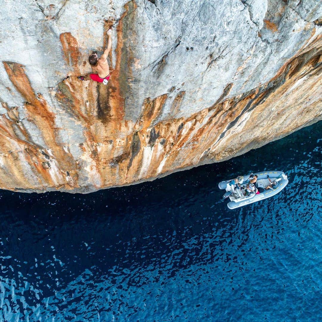クリス・バーカードのインスタグラム：「The weeping tiger stripes of Mallorca’s limestone walls created a contrast that was pretty mind blowing from a photographic perspective. When you set that against the rich colors of the Mediterranean Sea.. you get something really special. It’s no surprise @chris_sharma has been hanging out here for years....」