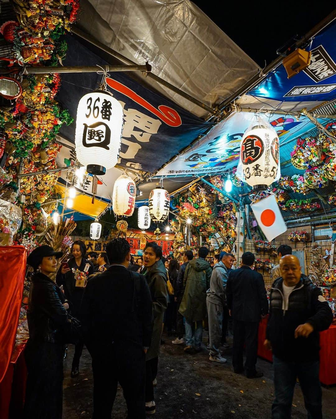 halnoさんのインスタグラム写真 - (halnoInstagram)「#花園神社 #酉の市  Sinjuku Torinoichi ここは夢の世界か。あたりは福の神で溢れ、ふわふわと、トランス状態の感覚で撮影をしました。酉の市、今夜まで新宿と浅草でやってるよ。 ・ @marutaro のパパ、小野さんがいつの間にかすごく高価な熊手を買っていた。 W/ @6151」11月20日 19時18分 - halno