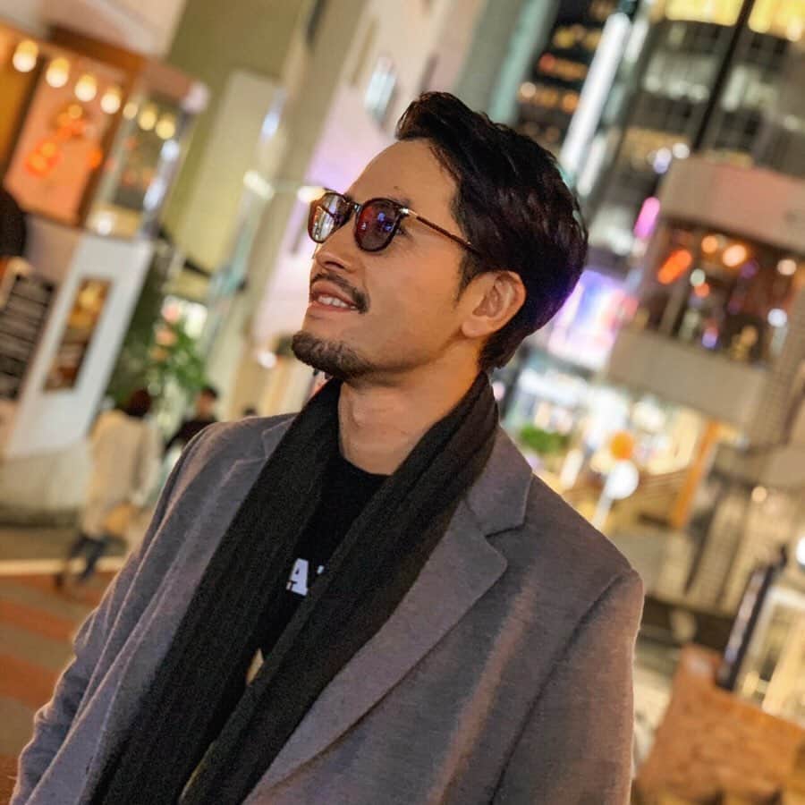 のインスタグラム：「急に寒くなって冬を感じる。  もぅロングコートとストールの季節ですな。 渋谷の街と迎える冬は14年目か、、☃ . . #バチェラー #バチェラー2 #bachelorjapan #バチェラージャパン #小柳津林太郎 #ghost  #アマゾンプライム #thebachelor #rinstagram #coordinate #メンズコーデ #秋は過ぎ去り #冬の到来 #autum #winter #ootd #eyevan #hautecouture #isseymiyake #denham #jimmychoo #渋谷 #shibuya #東京 #tokyo #🌹」