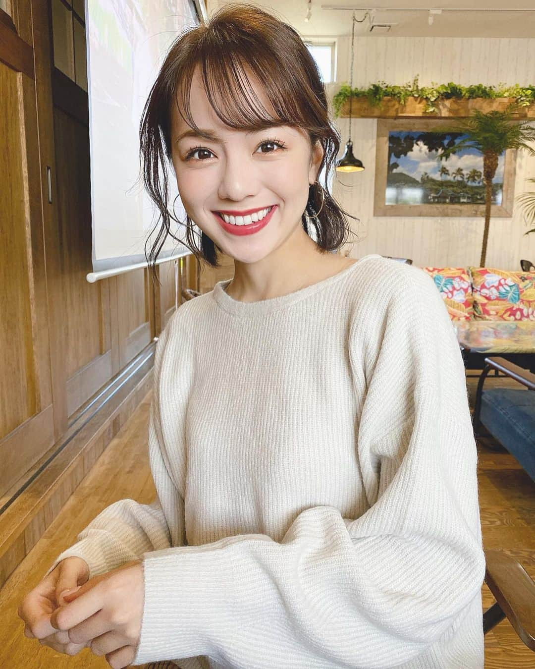 黒田真友香さんのインスタグラム写真 - (黒田真友香Instagram)「フォロワーさんが ご飯食べてる動画みたい！って言ってくれたので最後にモーニング食べてる動画👀  パンかぶりつくショットも撮ったんだけど、最近ワイヤー矯正を復活させて前歯がめちゃくちゃ痛く全然可愛い顔できなかったのでボツ。。笑  良く食事で気をつけてる事ありますか？って質問もらいますが、  朝>昼>夜　って感じで食べる量を調節してます。朝が一番ガッツリ！を意識してるよ☺️ あと夜ご飯から朝ご飯までは12時間くらい食べないようにしてます😯  これで痩せる！って事はないけど太る事もないよ😂笑 ・ ・ カーディガンは　@titivatejp  の　#前後2wayパールボタンカーディガン です☺️ ・ ・  #食べる動画 #ティティベイト　#titivatestyle #titivate #ニットコーデ　#カジュアル　#カジュアルコーデ」11月20日 19時19分 - kurodamayukaxx