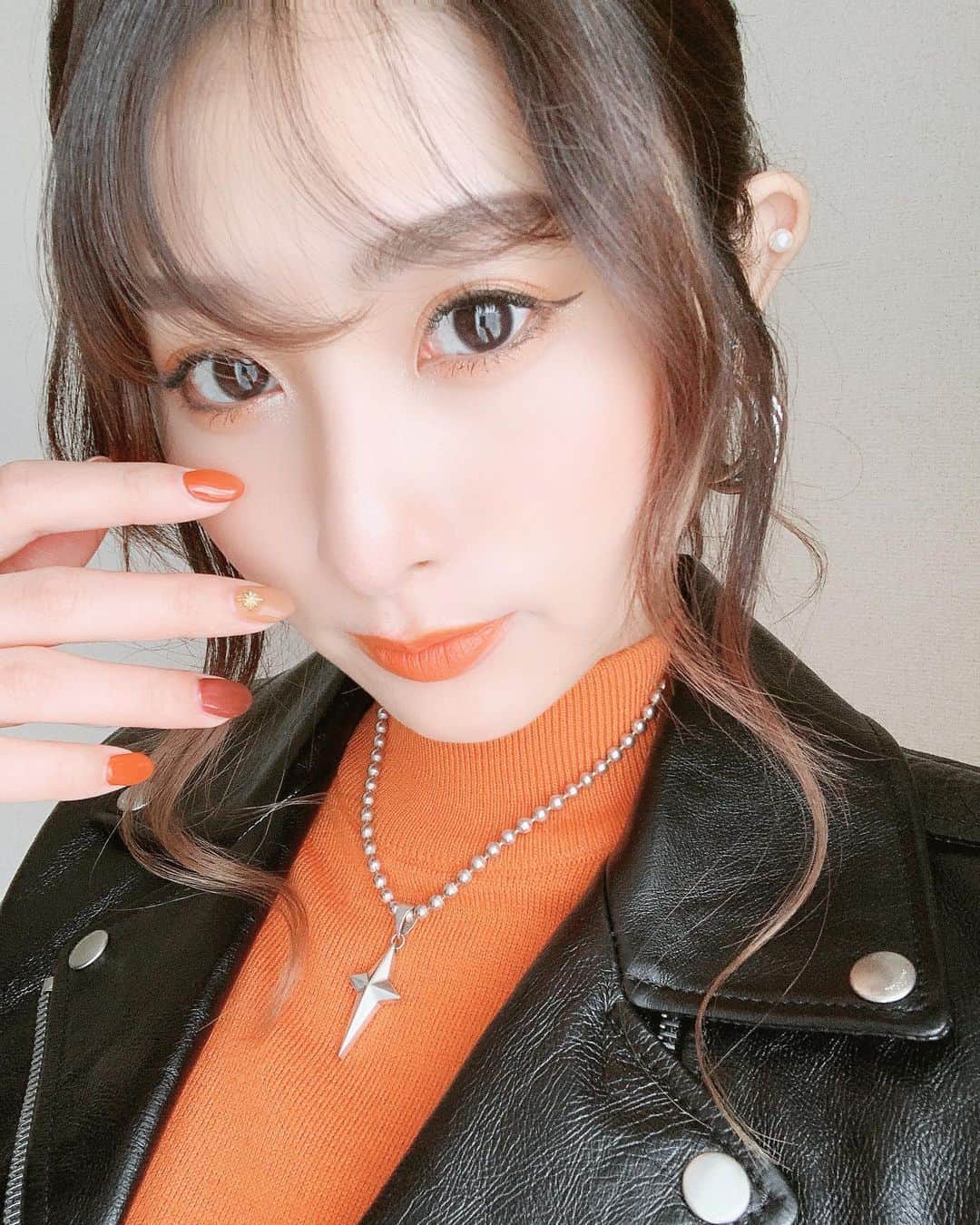 のインスタグラム：「🍊🧡 . ネックレスは父からもらったもの✨ 昔、バンドしてる時(今もしてるけど)に 作ったやつらしく、 そんなレア物を受け継ぎました🥳 . #オレンジ #オレンジメイク #orange #make #orangemakeup  #メイク #メイクアップ  #ネックレス #necklace #starburst」
