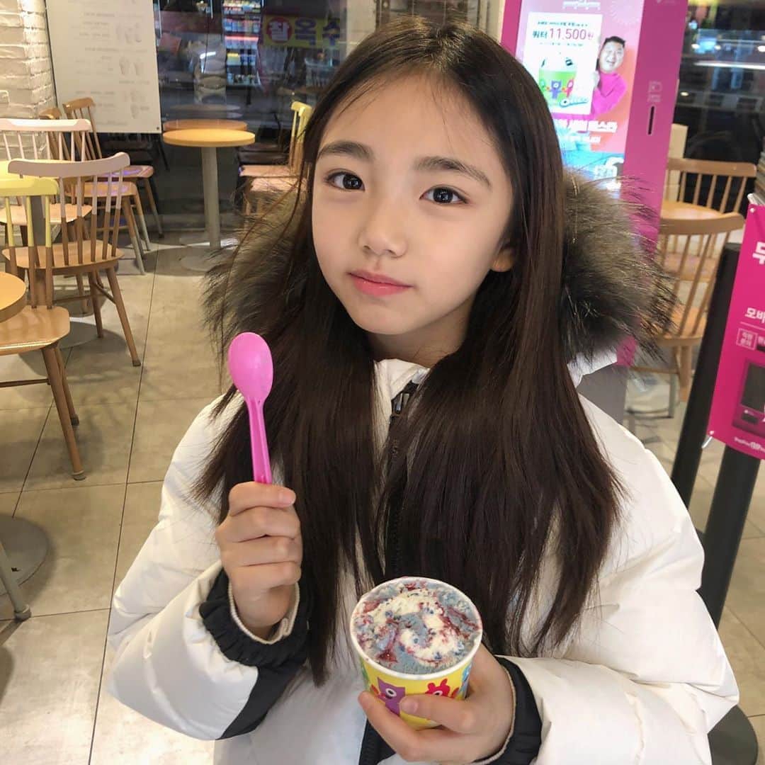 ウンチェのインスタグラム：「. #아이스크림 은 , 추운날 먹어야 제맛이지😋 . . . . #키즈모델#이은채#eunchae #수요일#일상#daily#기대되는밤」