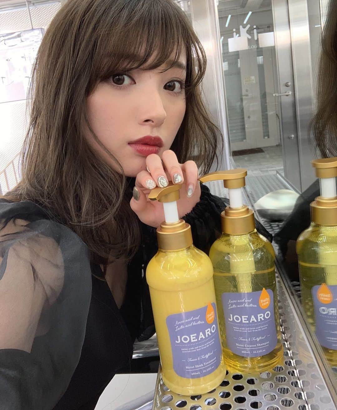 のインスタグラム：「new  haircare item❤︎ 乾燥する季節、シャンプー達を @joearo_official に🧴 モイストタイプにしたから、しっとりまとまっていい感じ✌︎ スキンケアで最近注目されてる、 乳酸菌が入ってるんだよ🧴 珍しいよね😳 . #JOEARO#haircare#shampoo #ジョアーロ#乳酸菌アミノ酸シャンプー」