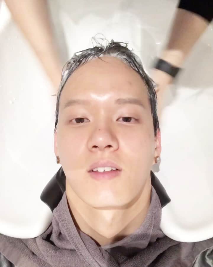 プニエル のインスタグラム：「Why does it feel so much better/relaxing when someone washes your hair for you? 😌  다른 사람이 머리 감겨주면 기분 왜 더 좋고 시원할까? 😌」