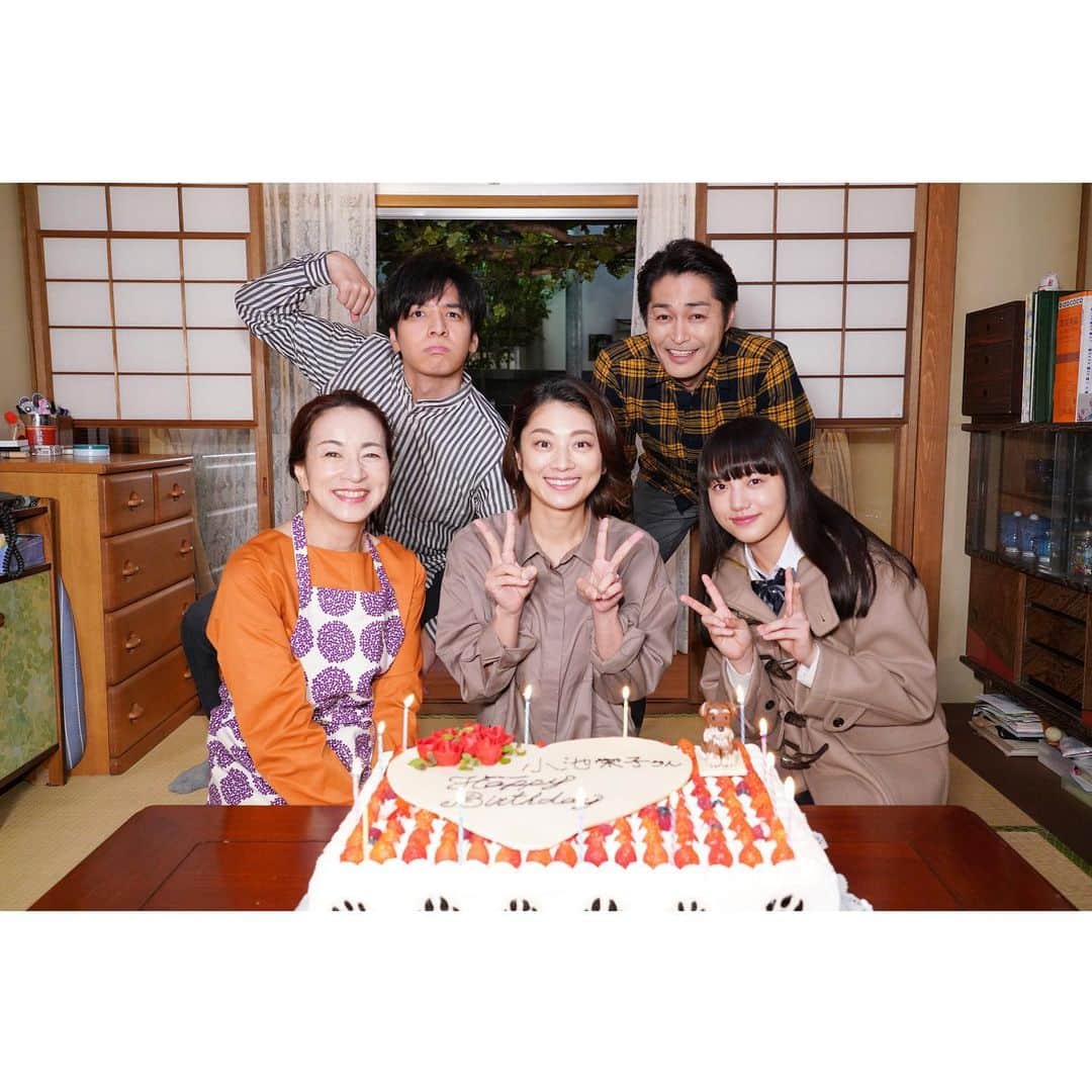 【公式】俺の話は長いのインスタグラム：「_ 昨日に続き！‬ ‪本日11/20は秋葉綾子役、‬ ‪#小池栄子 さんのお誕生日です🎂🎊‬ ‪おめでとうございます😊🎉‬ ‪全員が揃うと、いつも賑やかな家族です😊‬ ‪素敵な家族写真になりました☺️🏠‬ . ‪#俺話‬ #ハッピーバースデー ‪#生田斗真 #安田顕 #清原果耶 #原田美枝子‬」