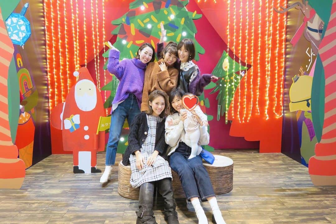 Risako Yamamotoさんのインスタグラム写真 - (Risako YamamotoInstagram)「今日は大好きなみんなが来てくれました♥️♥️♥️ 昨日設営しながら、写真を撮るのをとっても楽しみにしていたルクアのクリスマス村🎄🎅🏽 ・ 一人だけテンション上がった私にみんなお付き合いありがとう♥️笑 ・ ルクアのクリスマス村で一緒に写真を撮ってくれる人、大募集中です♡☺️✌🏽 ・ 差し入れもありがとう♡☺︎ #love #happy #retroromantic」11月20日 19時31分 - risako_yamamoto