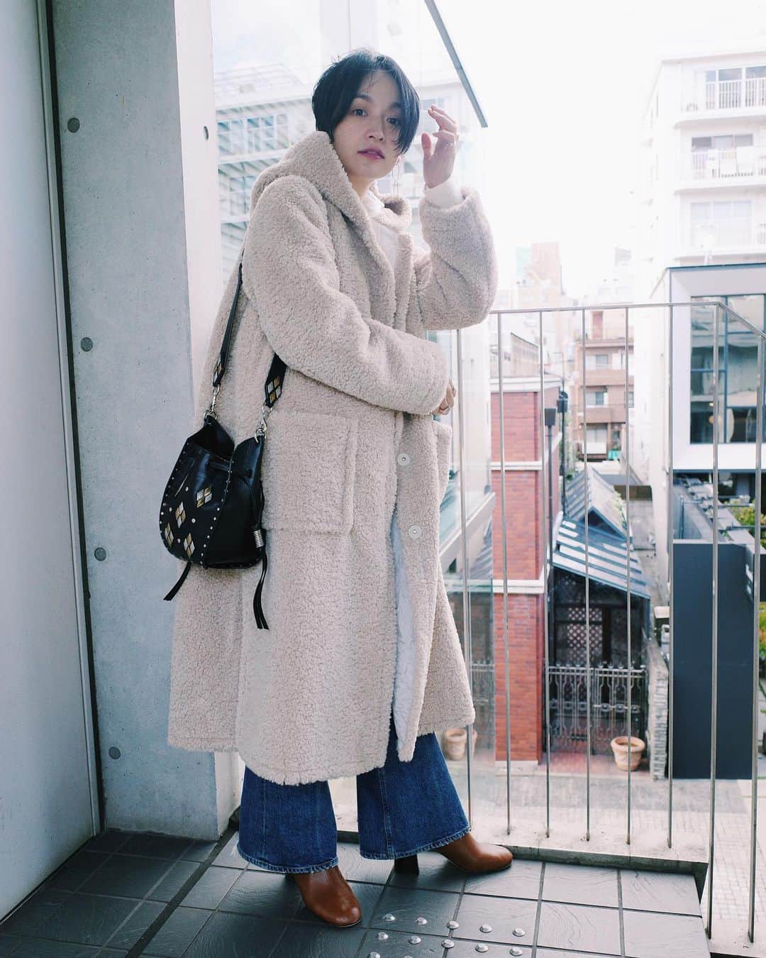 高山都さんのインスタグラム写真 - (高山都Instagram)「やっと11月も後半らしい寒さが来た！ かつ、今回の出張先は京都と金沢なので、モコモココートを初おろし。 ふわふわとかモコモコって、寒い時期の特権。 レフ板効果で、肌が白く見える！ ストーリーに載せたら、けっこー質問が届いたので、ここに。 coat  @forte_forte ボリューム感が可愛い🐻 knit @aton_tokyo  bag @isabelmarant  boots @31philliplim  ATONのカシミアニットは着心地良すぎて、去年は黒と白を購入して、今年はラベンダー色を新しく追加。 ユニセックスだから、男性が着るのも、とても素敵なんだよなー。 好きなもの、良かったもの、気に入ったら揃えたい派。 #都ふく」11月20日 19時32分 - miyare38