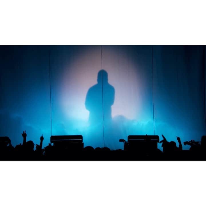 ANARCHYのインスタグラム：「2020年1月1日発売のBlu-ray/DVD "ANARCHY THE KING TOUR SPECIAL in EX THEATER ROPPONGI"より1曲目の"The KING"をYouTubeにて公開🔥  Tシャツ付き豪華セットの予約は明日までです⚠️ @onepercent.jp プロフィールリンクのSHOPにて予約できます✅﻿ ﻿ 【1%オフィシャルショップ限定ANARCHYTシャツ付きセット！完全初回生産限定盤 4大特典!!!】 DVD or Blu-ray <本編全26曲+特典映像収録+ミュージックビデオ4本収録> + cherry chill will. 撮り下ろしフォトブック <全32ページ> + 特製三方背ケース + ANARCHY限定Tシャツ  あの伝説の一夜がついに映像化！日本を代表するラッパーANARCHY(アナーキー)が2019年3月～6月にかけて全国20箇所で開催したソロライブツアーのスペシャル・バージョンとして、2019年6月12日にEX THEATER ROPPONGIにて開催した「THE KING TOUR SPECIAL」の模様を完全収録！  同ツアーは13,000円のCDでも話題となりiTunes/Apple Musicヒップホップチャート1位を長期間記録した自身メジャー3作目となるアルバム『The KING』を引っ提げて行われたツアーで、ソールド・アウトとなったスペシャル・バージョンであるこの日にはアルバムに参加した12人の豪華ラッパーが全員集合したうえ、シークレットゲストとしてKOHHも登場。  現在の日本のヒップホップシーンで飛び抜けた存在感を放っているラッパーが大集合し、1曲目から観客は大合唱。若手からベテランまでの豪華ラッパー達と披露したアルバム収録全曲はもちろんのこと、”ヘッズは泣くしかなかった瞬間”のMACCHOとコラボレーションした日本語ラップクラシック “WHOOO” や、自身のルーツを歌う “Growth” に “Fate” 、KOHHと般若が登場して会場を爆発させた ”Fuck Swag (REMIX)” 、客席にダイブするバイブス全開のSEEDA、2019年バージョンに歌詞を変えて歌った ”Loyalty” など見所が盛りだくさんの盛り上がり倒しのライブ・ショーケース！！これを見ずして現在の日本のヒップホップは語れない！  またアンコール中やライブ終了直後のANARCHYのバックステージでの様子や、1OAK Tokyoでのアフターパーティーの模様も確認できるうえ、特典映像にはライブ当日のリハーサル模様や楽屋の様子を収めた「ANARCHY THE KING DAY」、さらにはアルバム『The KING』より「Run It Up feat. MIYACHI」「Loca feat. Awich」「The Professional feat. IO」「Where We From feat. T-Pablow」のミュージック・ビデオも収録!! 初回生産限定盤は、日本のラッパーを撮り続けるcherry chill will. 氏による全32ページのライブ/バックステージ撮り下ろしフォトブックと特製三方背ケースがセットとなったスペシャル・パッケージ！﻿ ﻿ さらに1%オフィシャルショップでは、cherry chill will.氏撮り下ろしフォトに本人が落書きをした超レア限定Tシャツ付きの豪華セットを発売！ . . ＜収録時間＞ ■ライブ本編…約116分 ■特典映像…約10分 ■MV…約14分﻿. . 詳細は @onepercent.jp プロフィールリンクのSHOPへ！ ﻿」