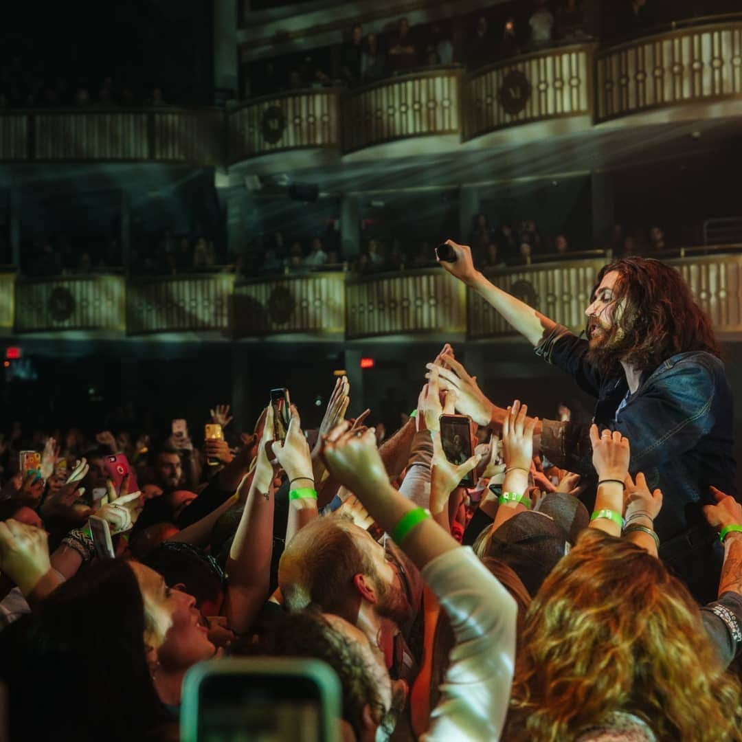 ホージアさんのインスタグラム写真 - (ホージアInstagram)「Philly, it was so good to be back. I’m blown away every time I come here, thank you for joining us at the Met last night - you were an unforgettable crowd 🖤 📸@sydgaw」11月20日 19時41分 - hozier