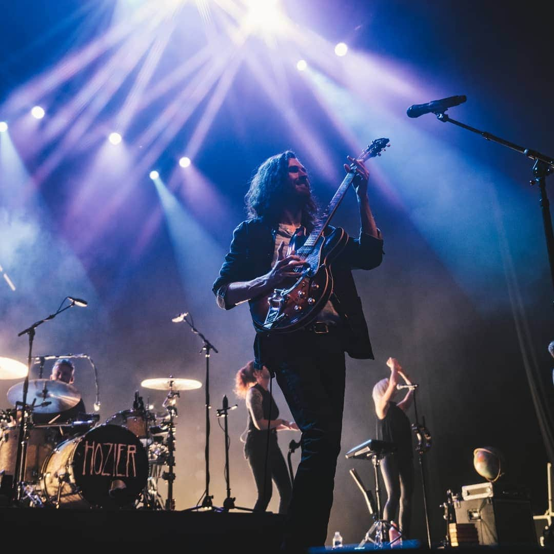 ホージアさんのインスタグラム写真 - (ホージアInstagram)「Philly, it was so good to be back. I’m blown away every time I come here, thank you for joining us at the Met last night - you were an unforgettable crowd 🖤 📸@sydgaw」11月20日 19時41分 - hozier