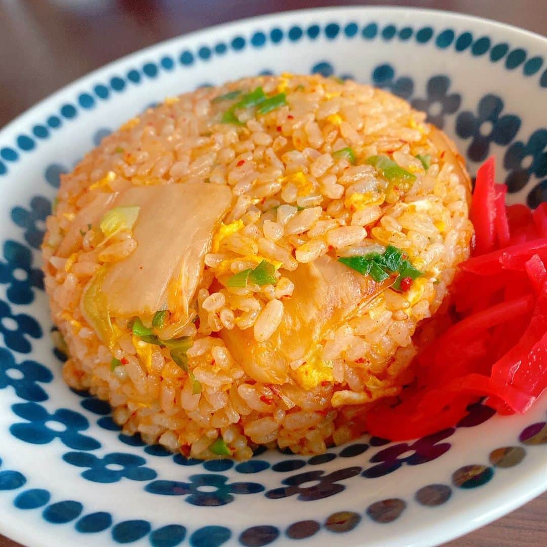 山西章博のインスタグラム：「今日のご飯。チャチャっとキムチ炒飯なのさ！ #炒飯  #キムチ炒飯 #卵とネギとキムチのみ #味覇 #シンプルイズベスト  #簡単で美味い  #初心者主夫」