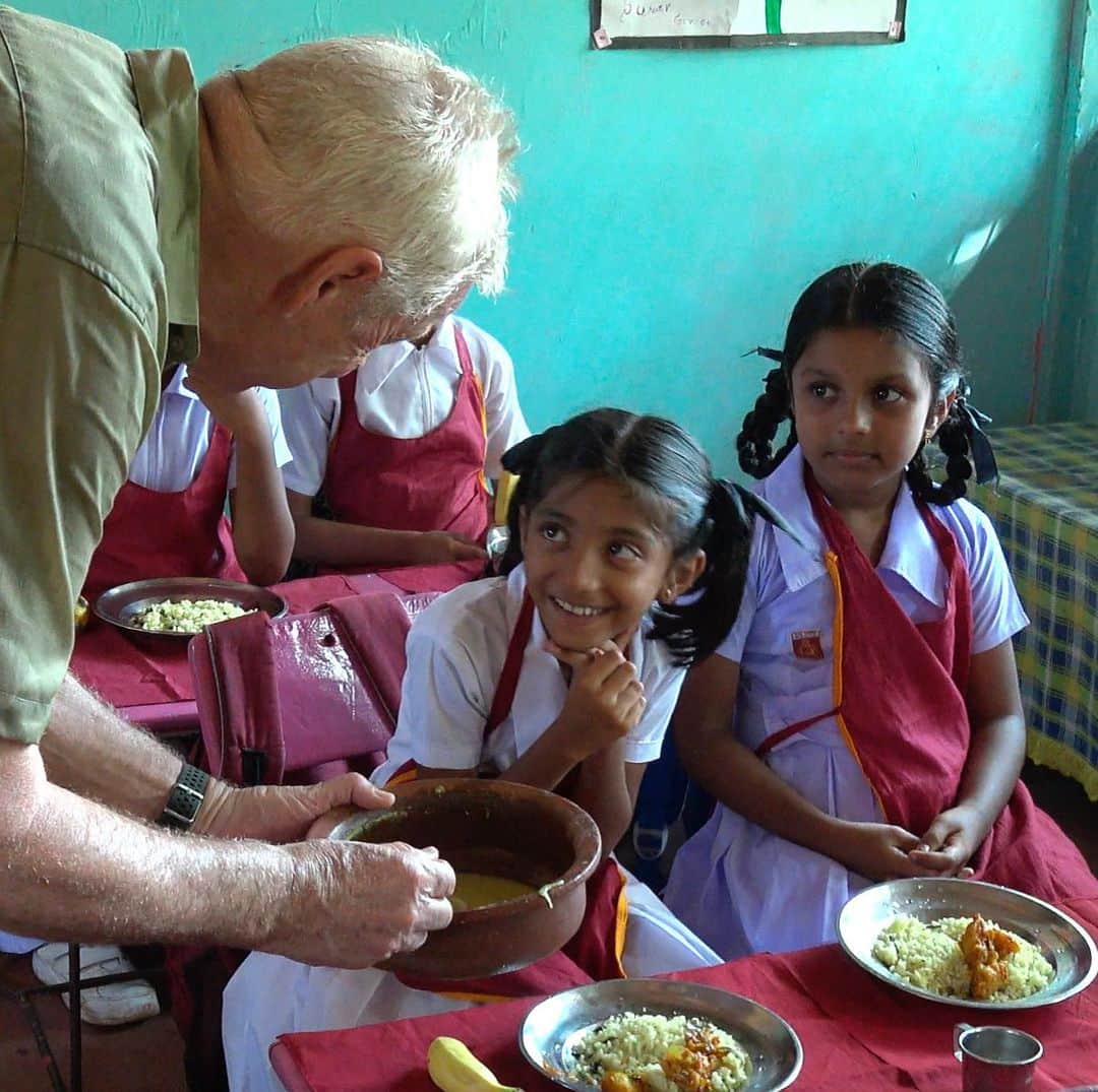 Clarins Franceさんのインスタグラム写真 - (Clarins FranceInstagram)「Aujourd’hui, pour la Journée Internationale des Droits de l’Enfant et tous les autres jours, Clarins et @Feed s’engagent à lutter contre la faim dans le monde en fournissant des repas scolaires aux enfants du monde entier. Découvrez en vidéo la belle rencontre entre @christian.courtin.clarins et la philanthrope @laurenblauren avec  les adorables enfants du Sri Lanka à travers un film réalisé par 🎬 @paris.brosnan . . #Clarins #ClarinsEngagements #InternationalChildrenDay #BeautyFromTheHeart #Feed」11月20日 19時51分 - clarinsfr