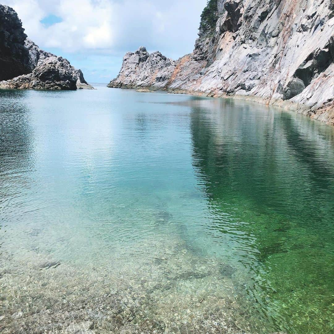 石川瑠利子さんのインスタグラム写真 - (石川瑠利子Instagram)「. . この日は神津島の南側に位置する千両池に✨ 秘境と呼ばれているだけあって人も少なくゆったりと過ごせる場所です。 . 途中までは原付、駐車場からは徒歩で🚶‍♂️ この道のりがすごいのなんのって、急な階段道を登って降りて、、汗だくだく、足はがくがく、、 でも頑張った先にはご褒美が…それまでの疲れを全て忘れてしまうほどの神秘的な景色を見れました❤️ . . #travel #japan #sea #海好き #島好き #神津島 #伊豆諸島 #千両池」11月20日 19時51分 - ruriko_ishikawa